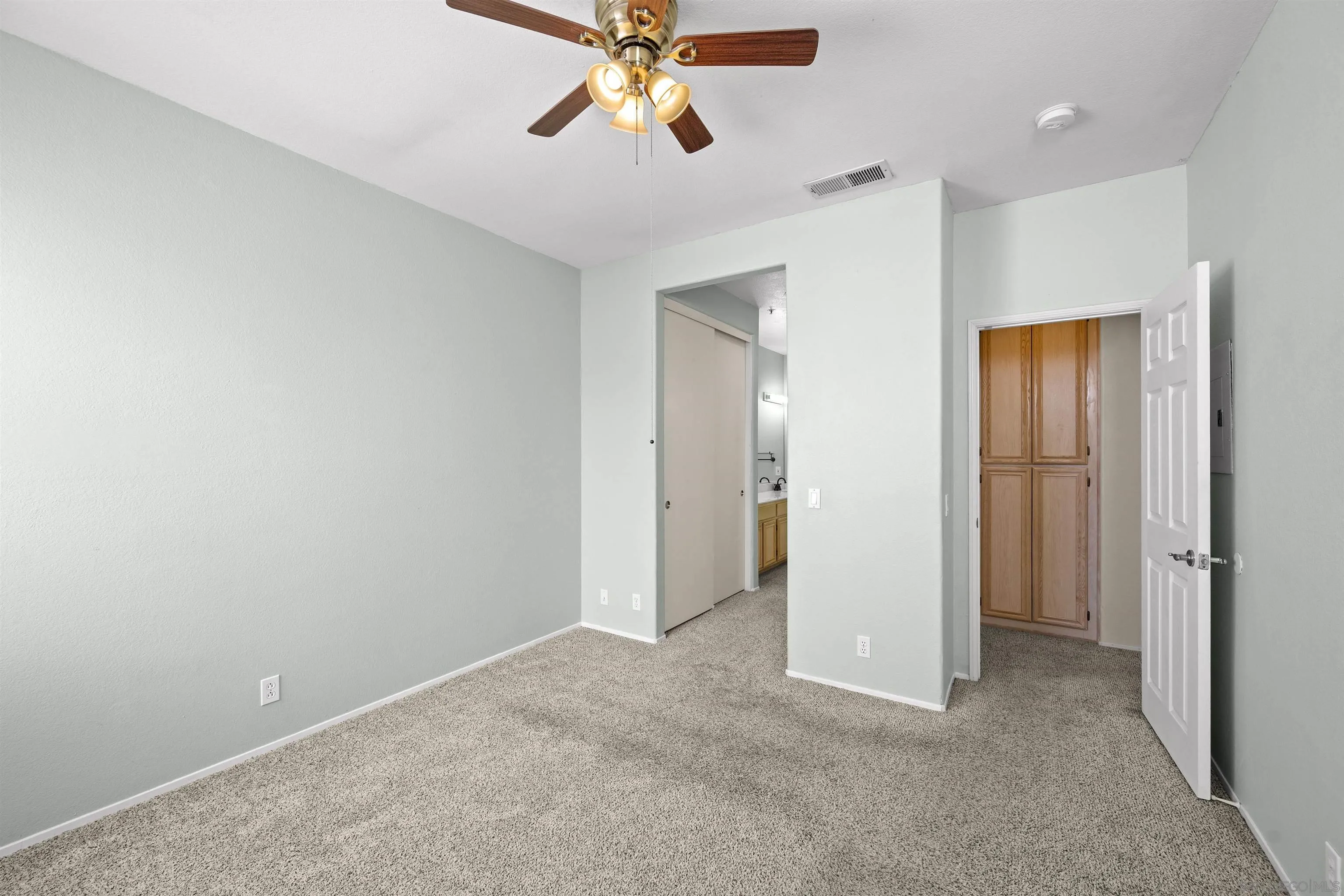 https://cdn.realtyfeed.com/cdn/127/260022615/cb69bbe2f4f1e778dc690a5127b610a8.webp