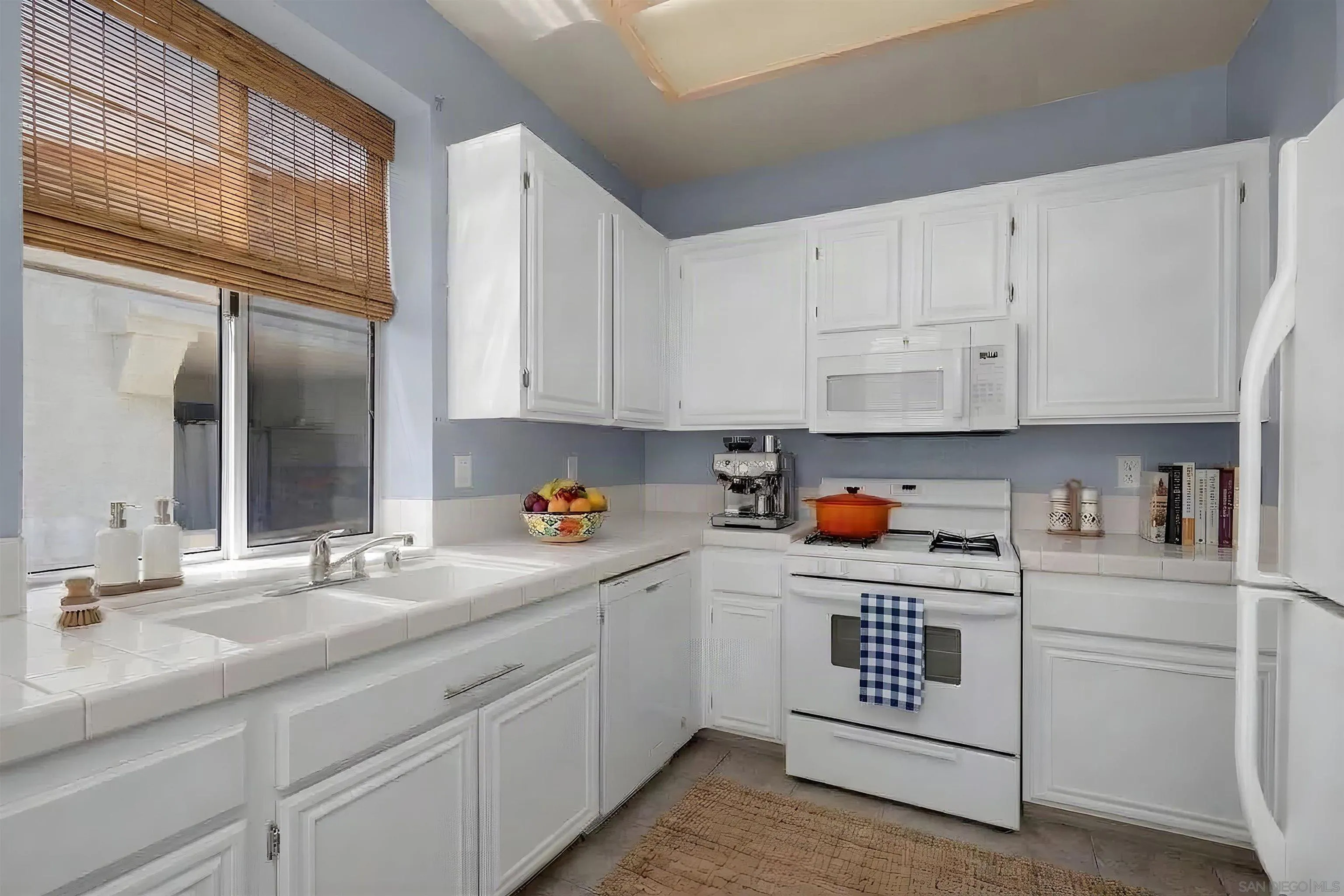 https://cdn.realtyfeed.com/cdn/127/260022615/eefea78f05b5806bb44542f32282c6ed.webp