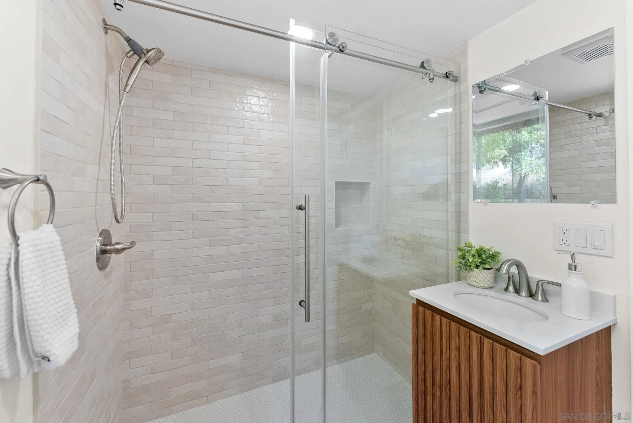 https://cdn.realtyfeed.com/cdn/127/260022616/f19113295665eb0a4d25bd2cb74f8663.webp