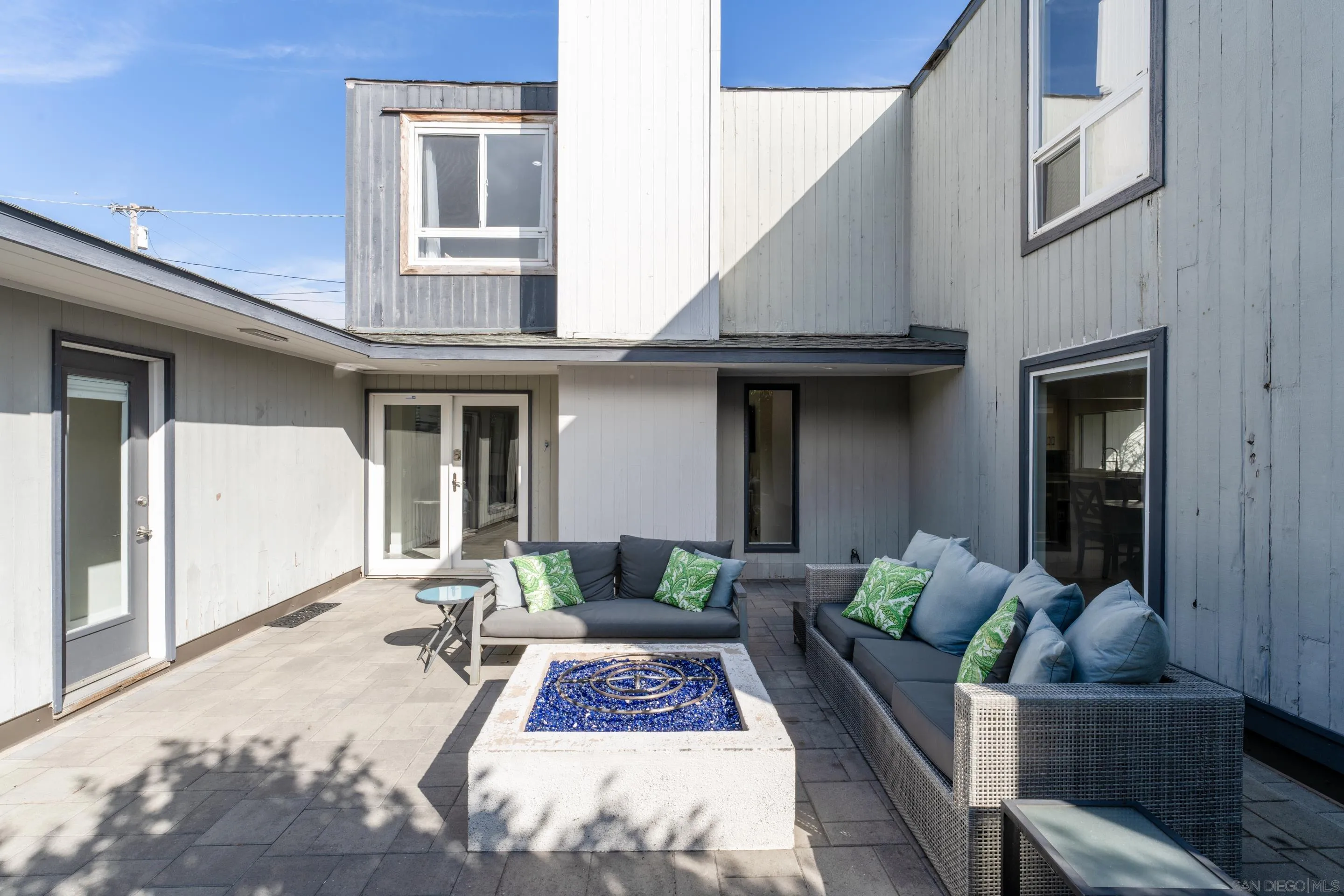 https://cdn.realtyfeed.com/cdn/127/260022619/344cab4037bb064247aae07c967cc3ea.webp