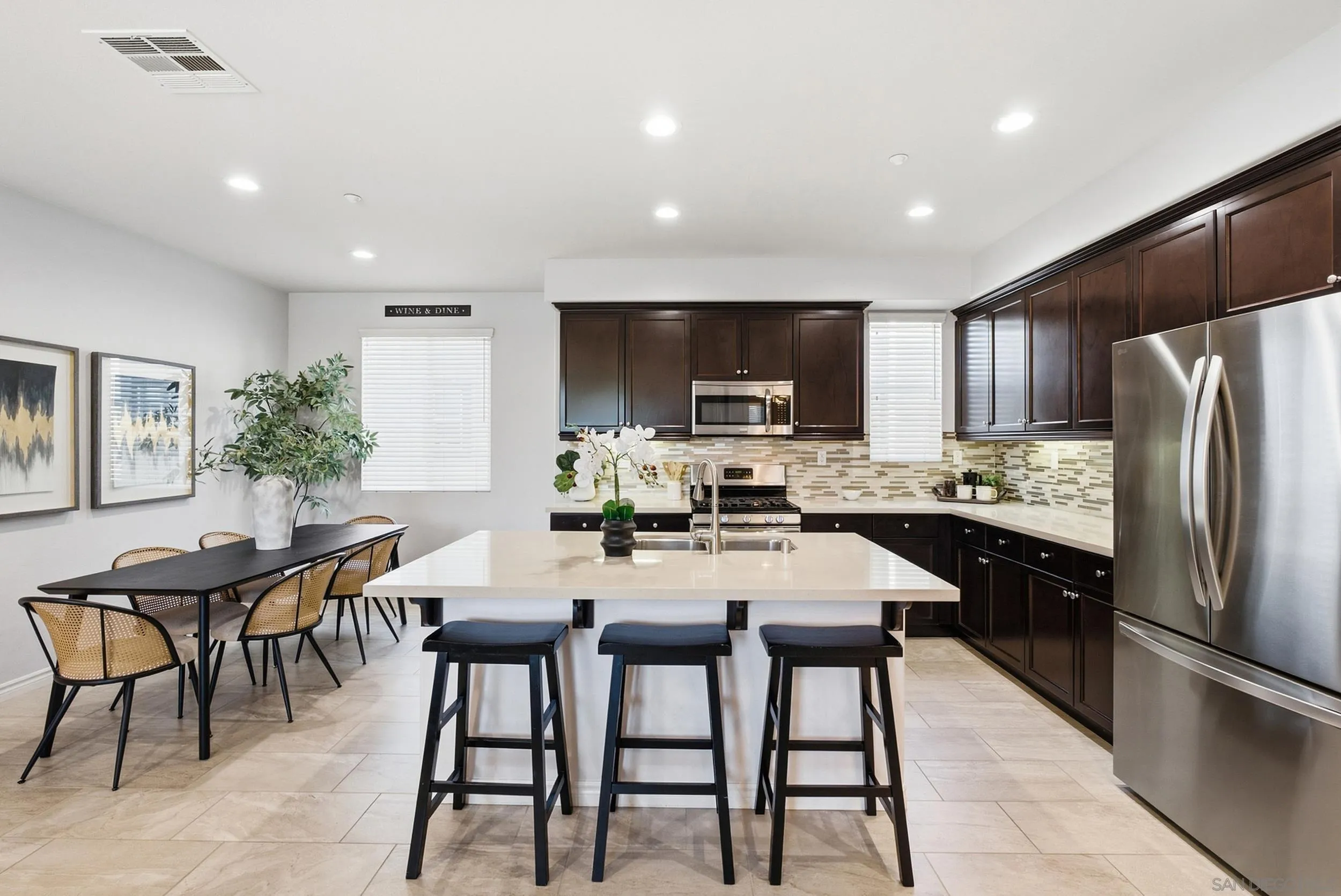 https://cdn.realtyfeed.com/cdn/127/260022620/12cd04e4dca16183c3f58ac3de5ce60a.webp