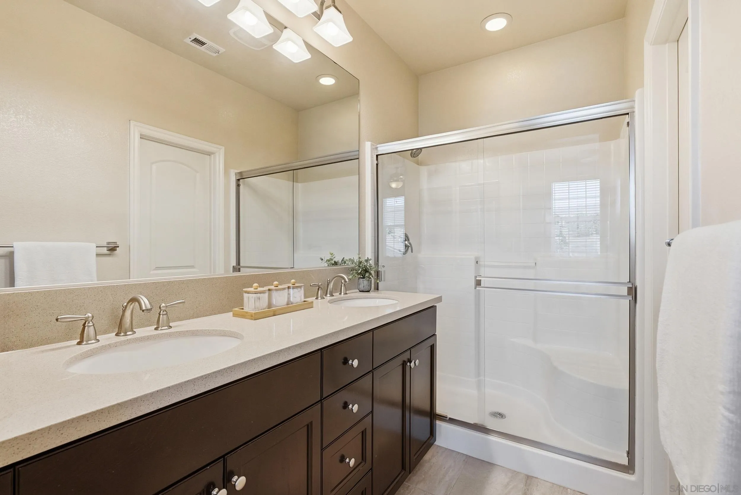 https://cdn.realtyfeed.com/cdn/127/260022620/f3f4600e12a3b924cd4140b4cf310472.webp
