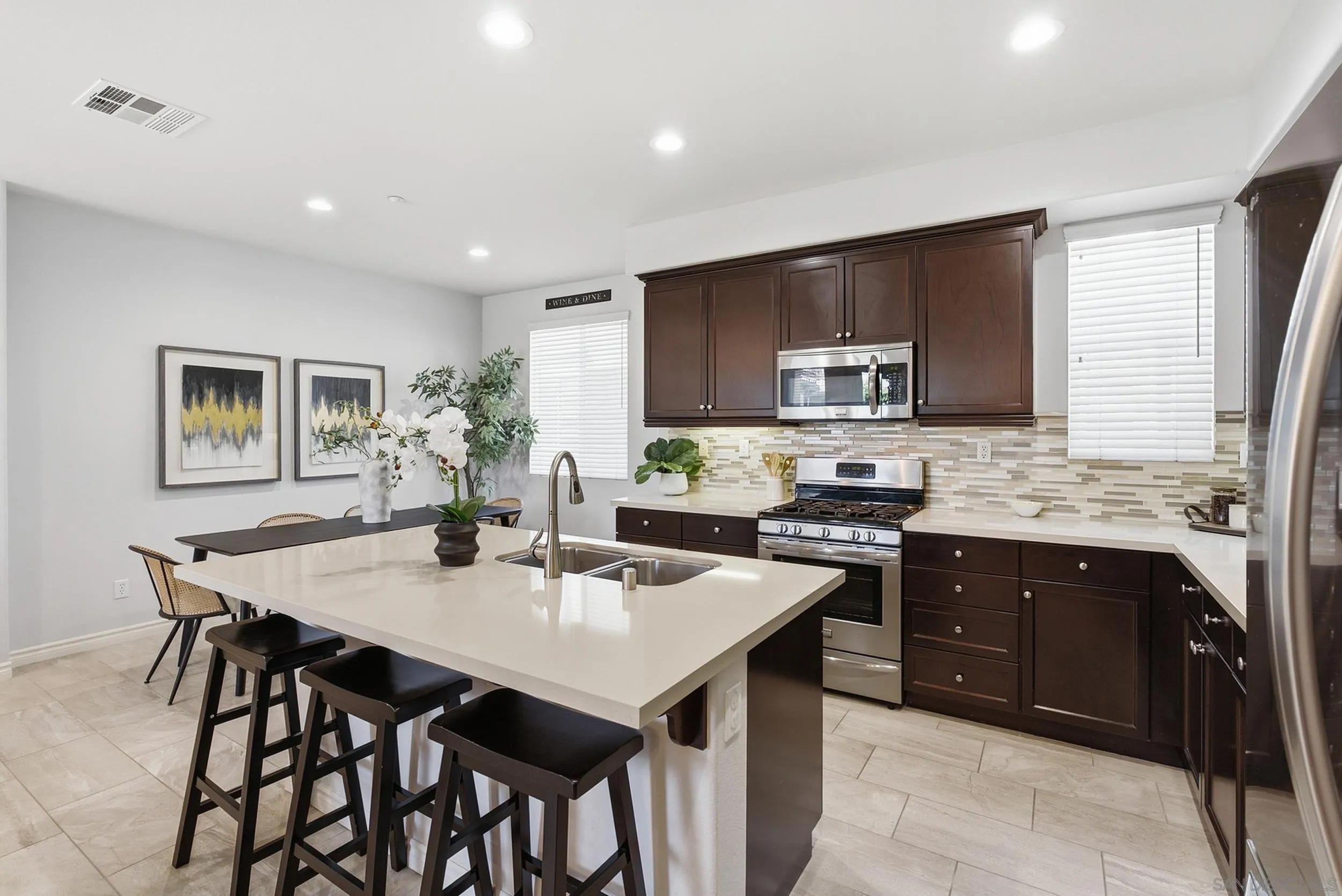 https://cdn.realtyfeed.com/cdn/127/260022620/fab08165fdee6108ef66038f9adc6dd7.webp