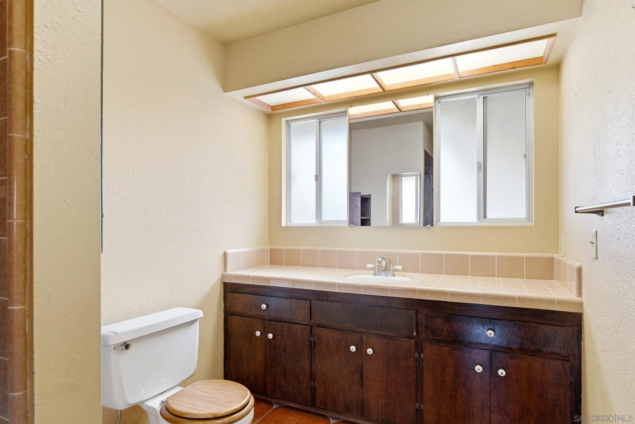 https://cdn.realtyfeed.com/cdn/127/260022621/67e43b96e70c61d933bfdf21eaa3920b.webp