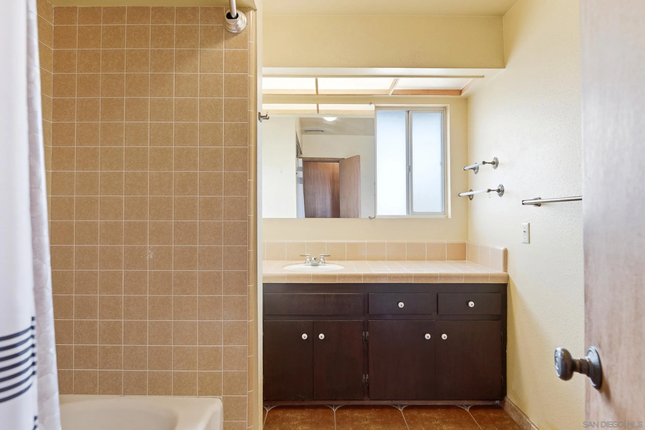 https://cdn.realtyfeed.com/cdn/127/260022621/70053dcc15820bef417d601bd80edaec.webp