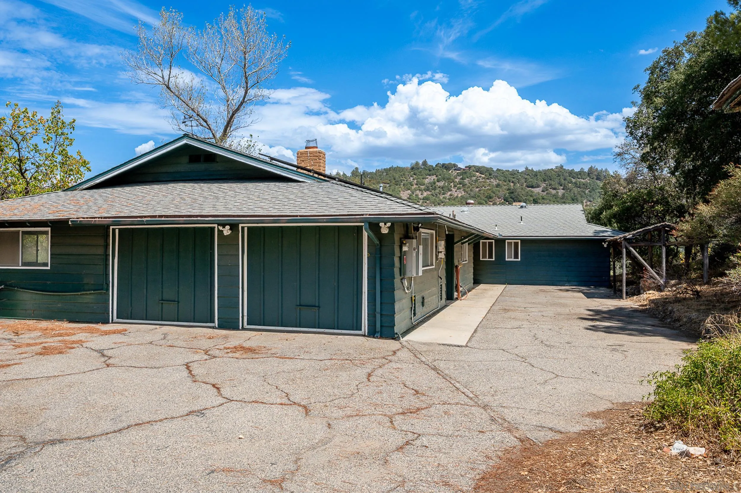 https://cdn.realtyfeed.com/cdn/127/260022621/a2570a0b810419b832071523e23a78fd.webp