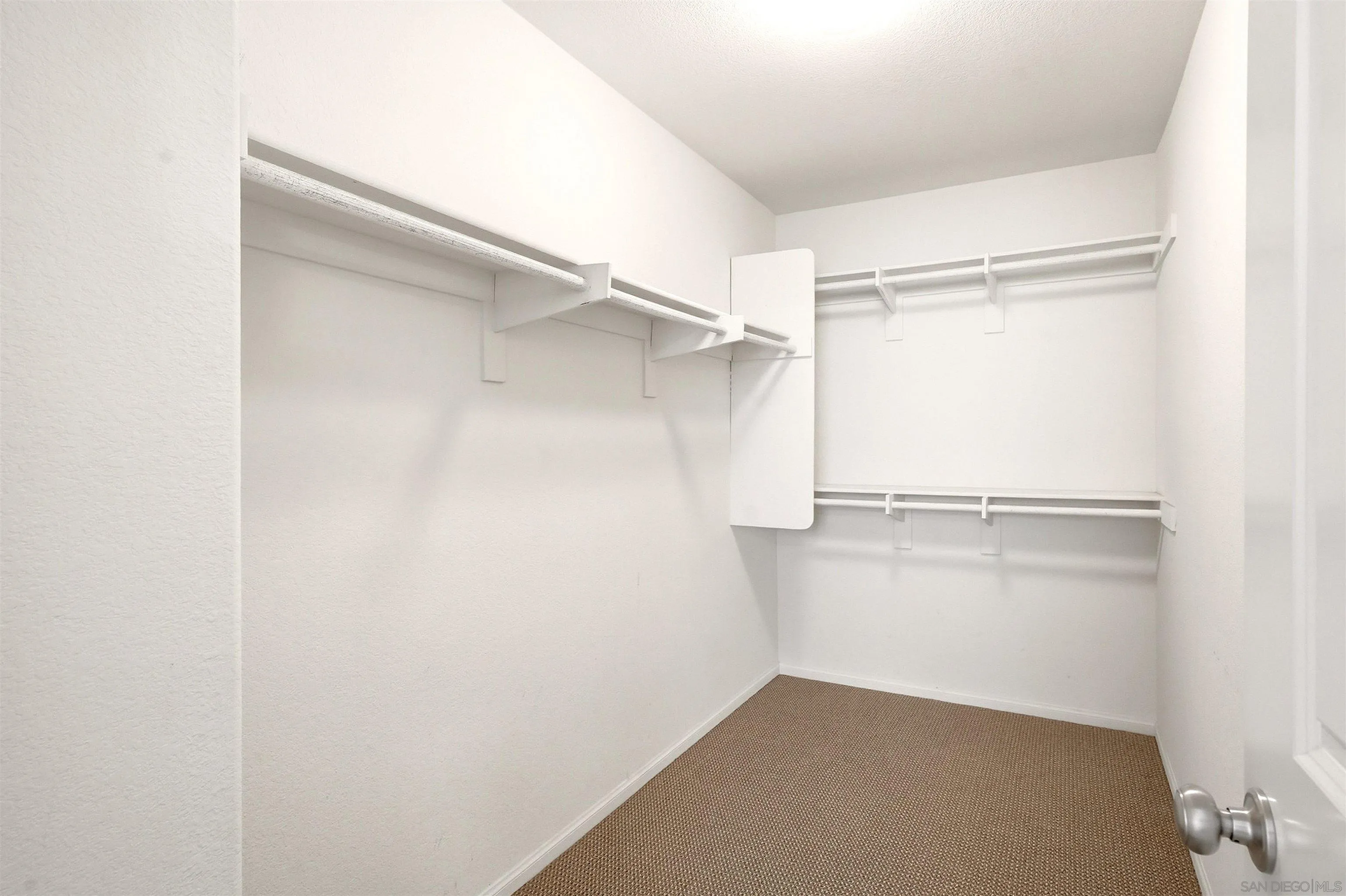 https://cdn.realtyfeed.com/cdn/127/260022626/5eb868bf7fc0672cbd71b810eadb49a2.webp