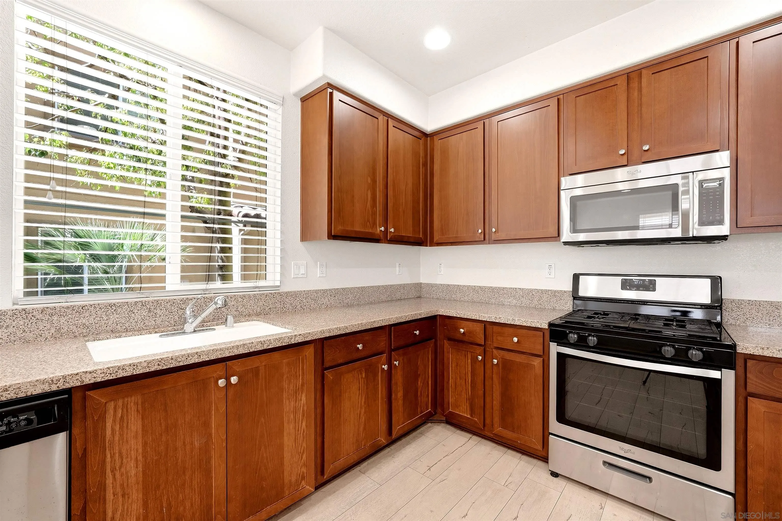 https://cdn.realtyfeed.com/cdn/127/260022626/6757678df7edaf8381527a64f5e525f9.webp