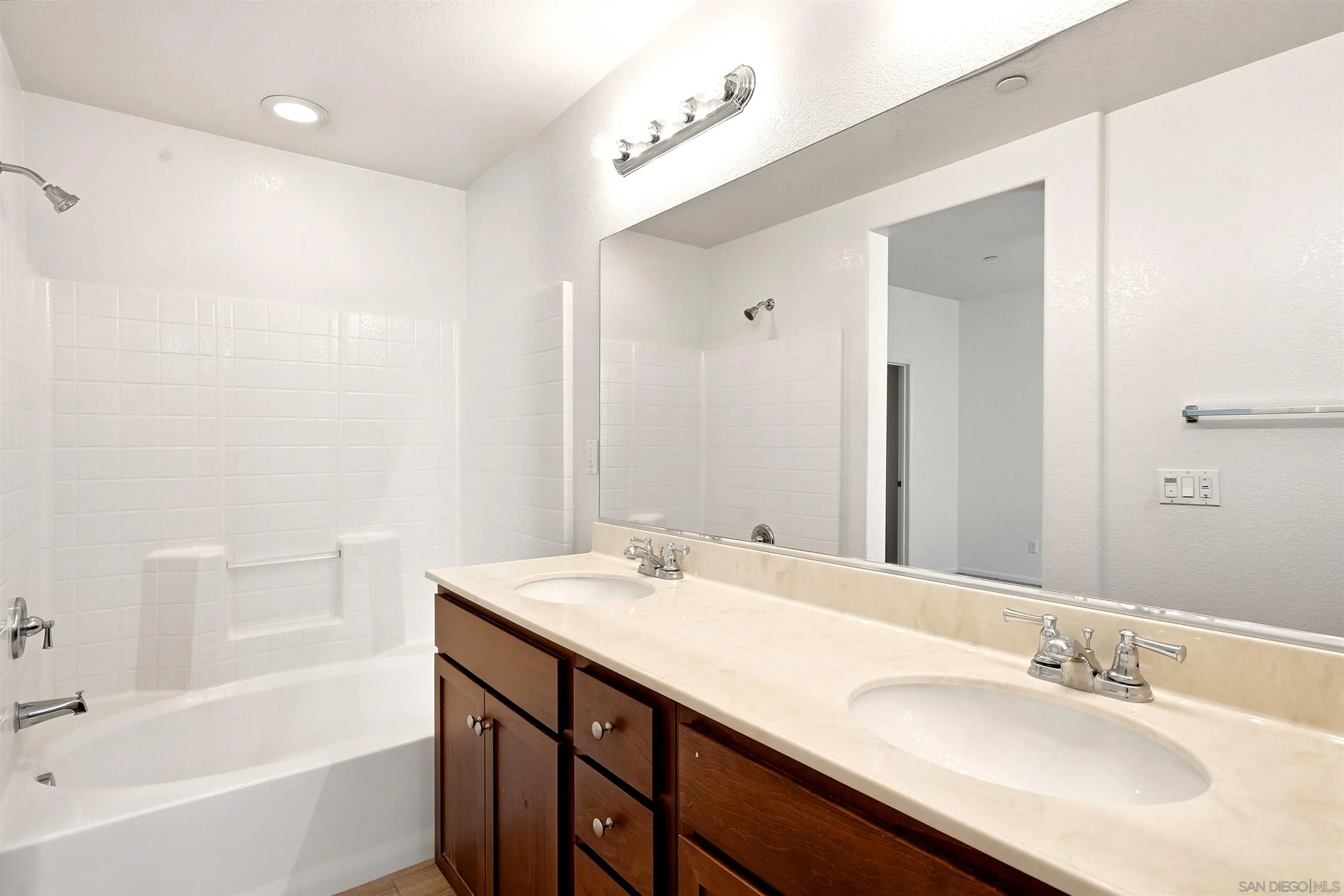 https://cdn.realtyfeed.com/cdn/127/260022626/6a890381699d4d8c5ef26d20b771f9bc.webp