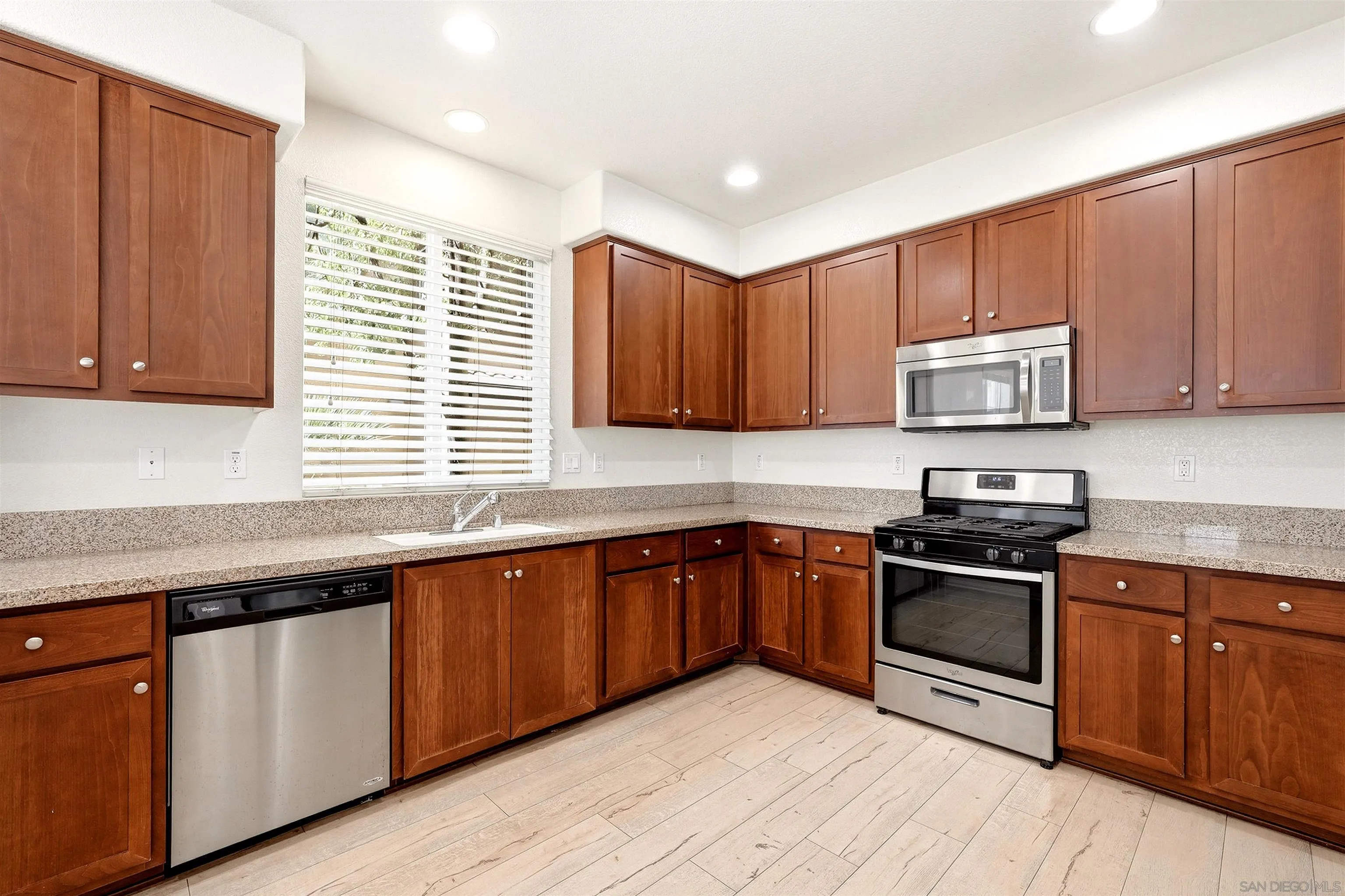 https://cdn.realtyfeed.com/cdn/127/260022626/c0089a8b87fbb9ff61b11fae558045ef.webp