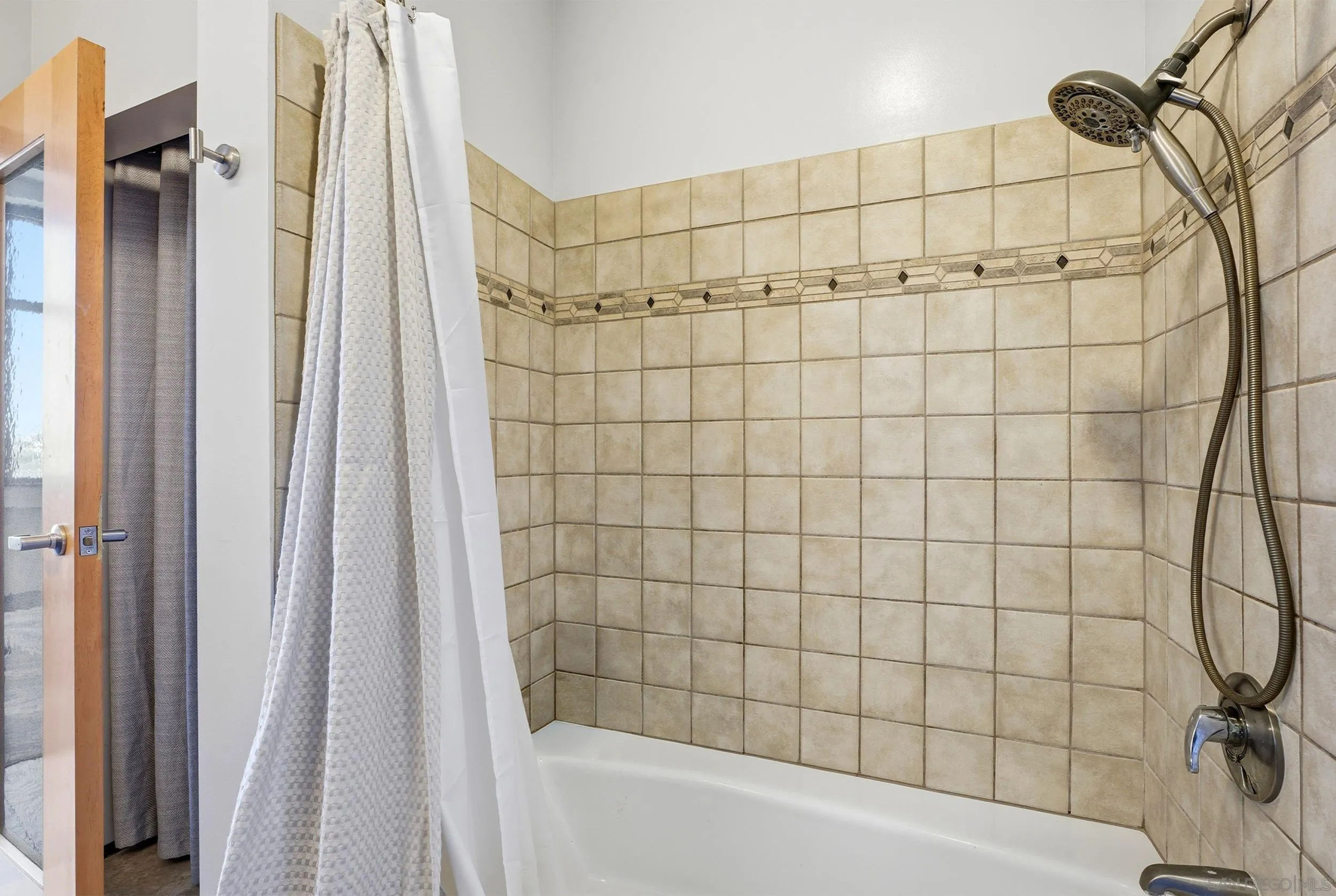 https://cdn.realtyfeed.com/cdn/127/260022633/4a2168bf854bc87f24297bc8602c88b3.webp