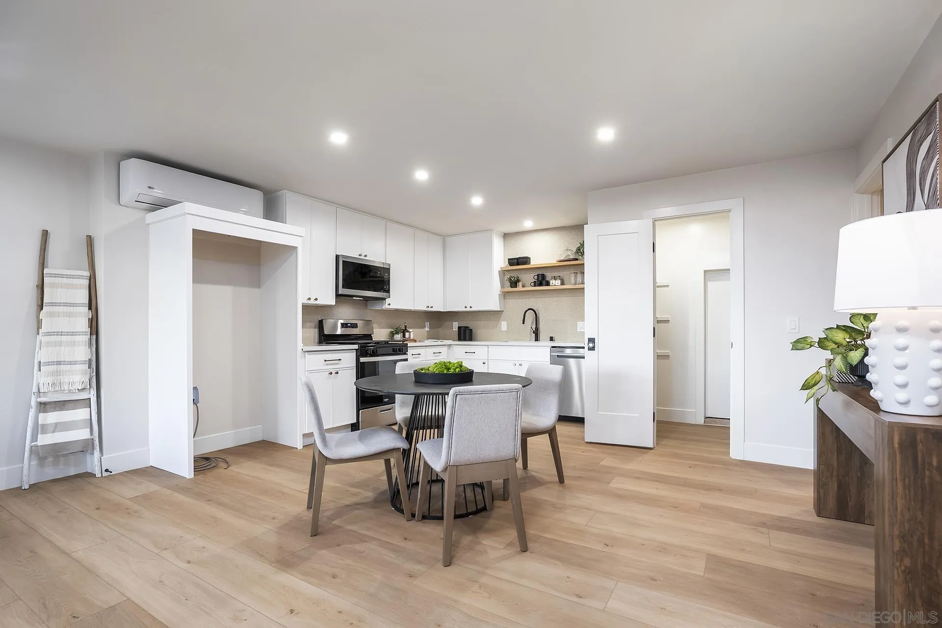 https://cdn.realtyfeed.com/cdn/127/260022660/5c8d9142f53fcb05838037546d0ee0f6.webp
