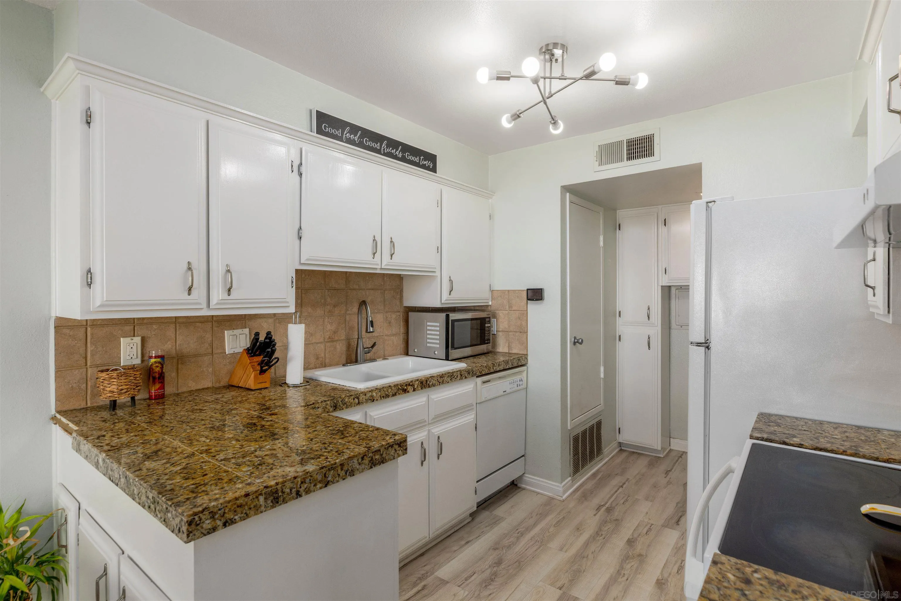 https://cdn.realtyfeed.com/cdn/127/260022676/ad74b570f0304dfa96c6fed2d71e742d.webp