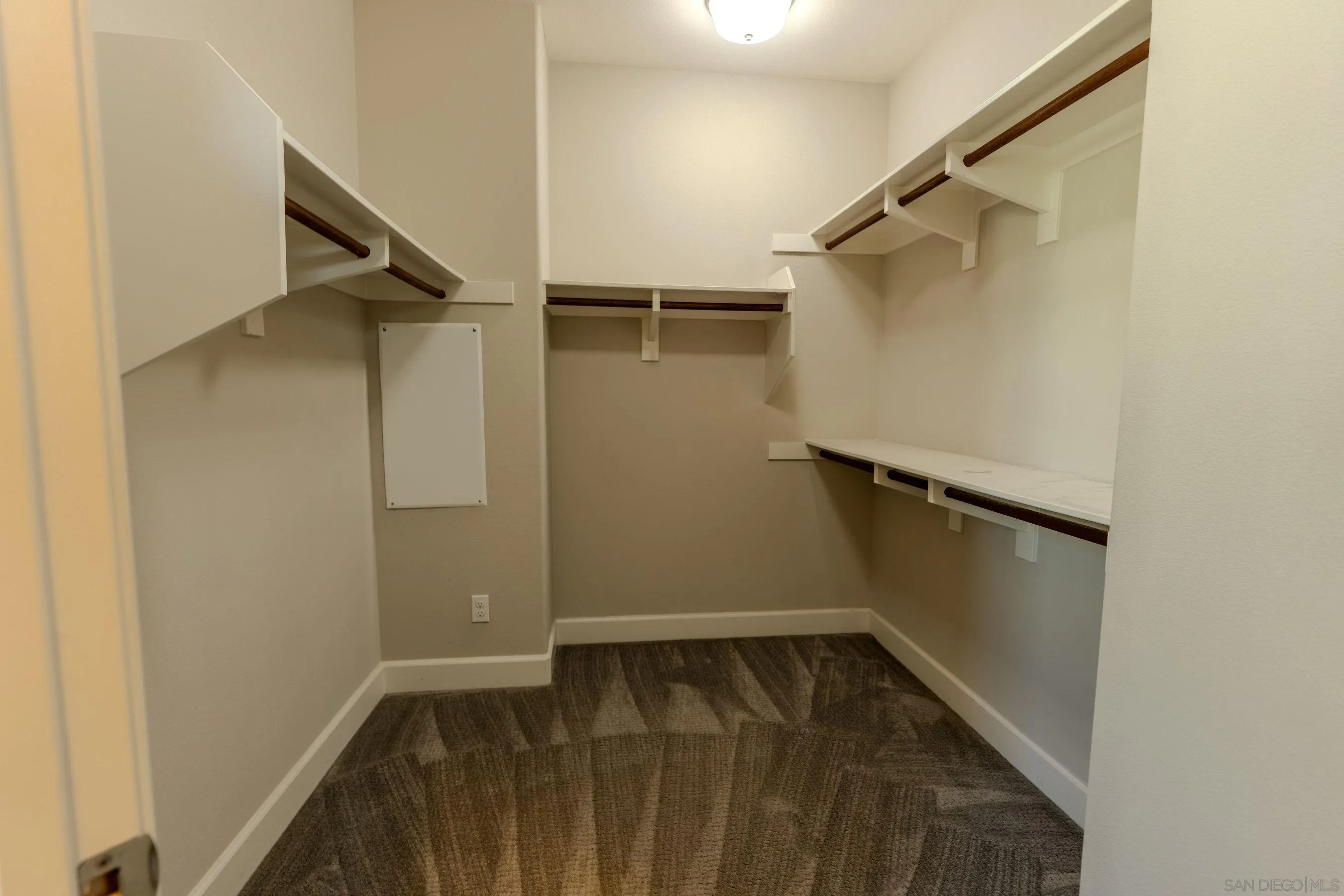 https://cdn.realtyfeed.com/cdn/127/260022687/bb81f20a753a949f2390dd4cc9777c18.webp