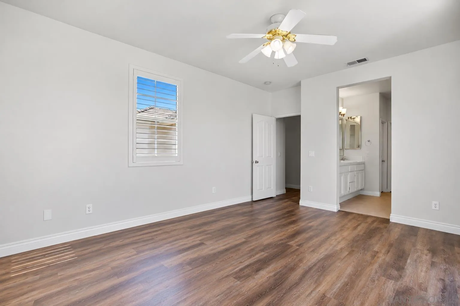 https://cdn.realtyfeed.com/cdn/127/260022691/c0a486ea9dfd4bbd6df5140fbfdbafc3.webp