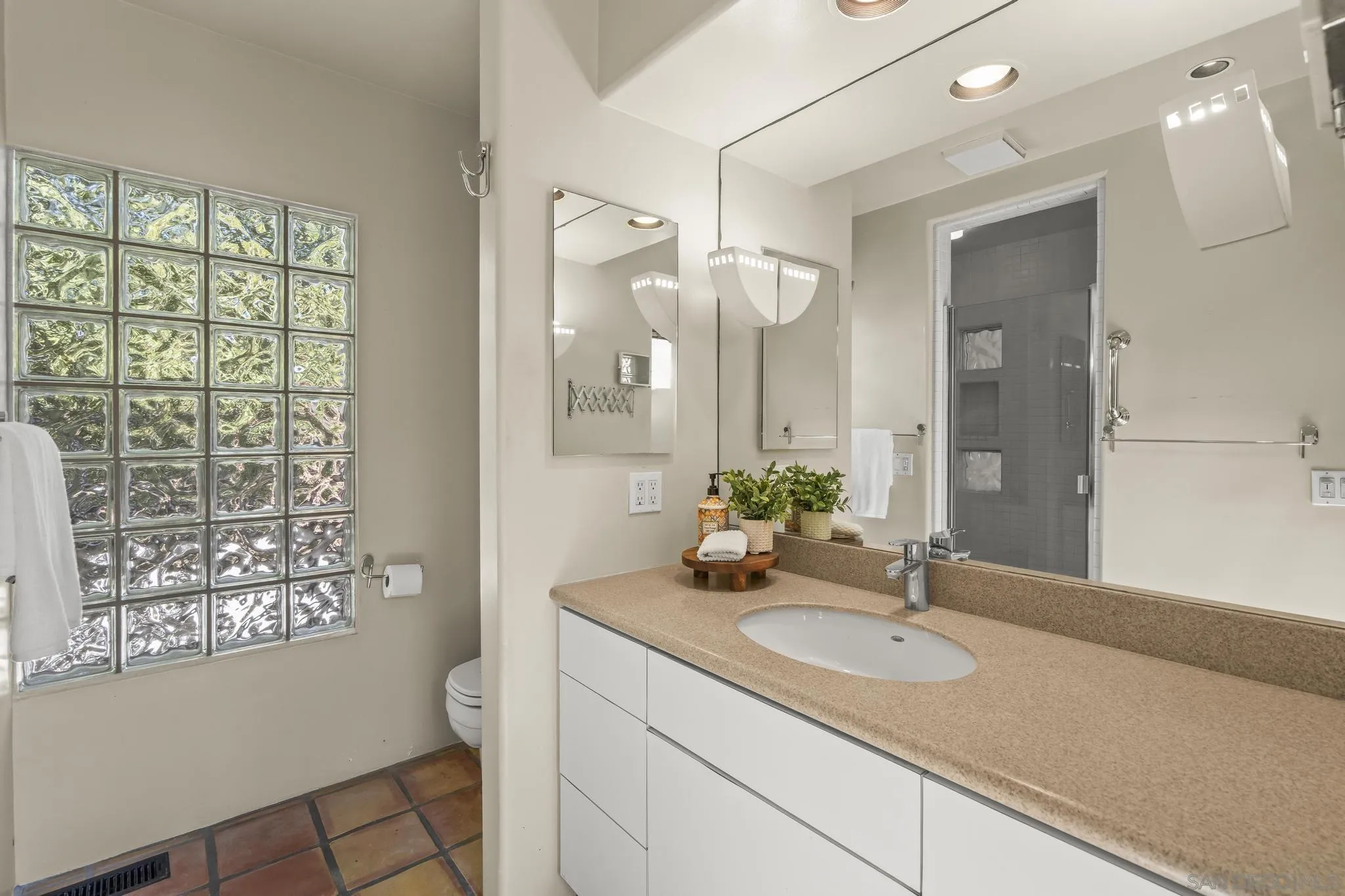 https://cdn.realtyfeed.com/cdn/127/260022693/2c73e30147274a80a50cf177b20ad13e.webp