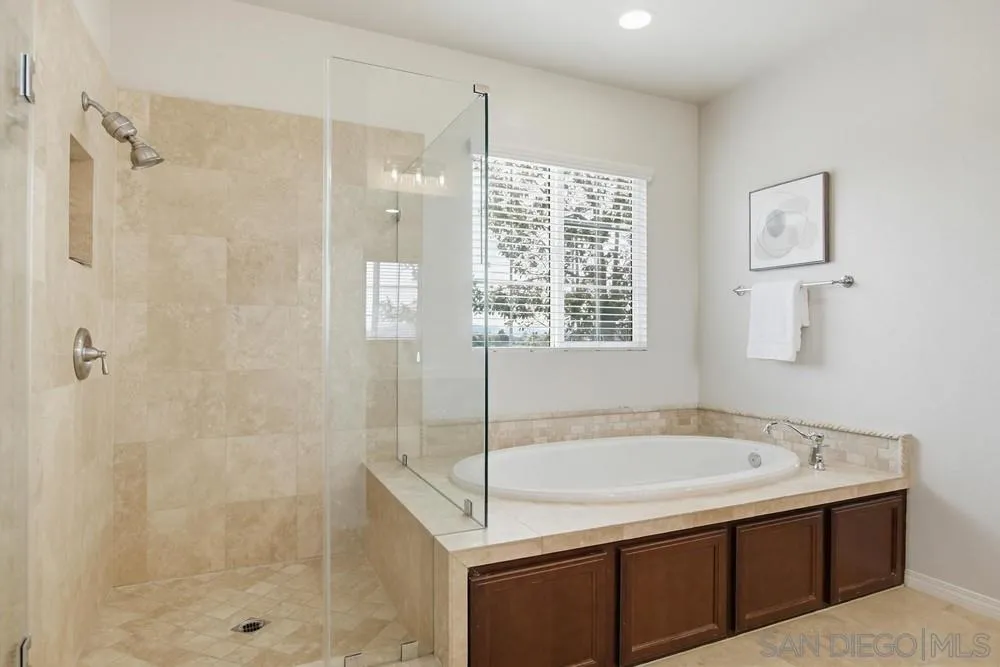 https://cdn.realtyfeed.com/cdn/127/260022699/52aa71b95d5ea240315ca222ec81a451.webp