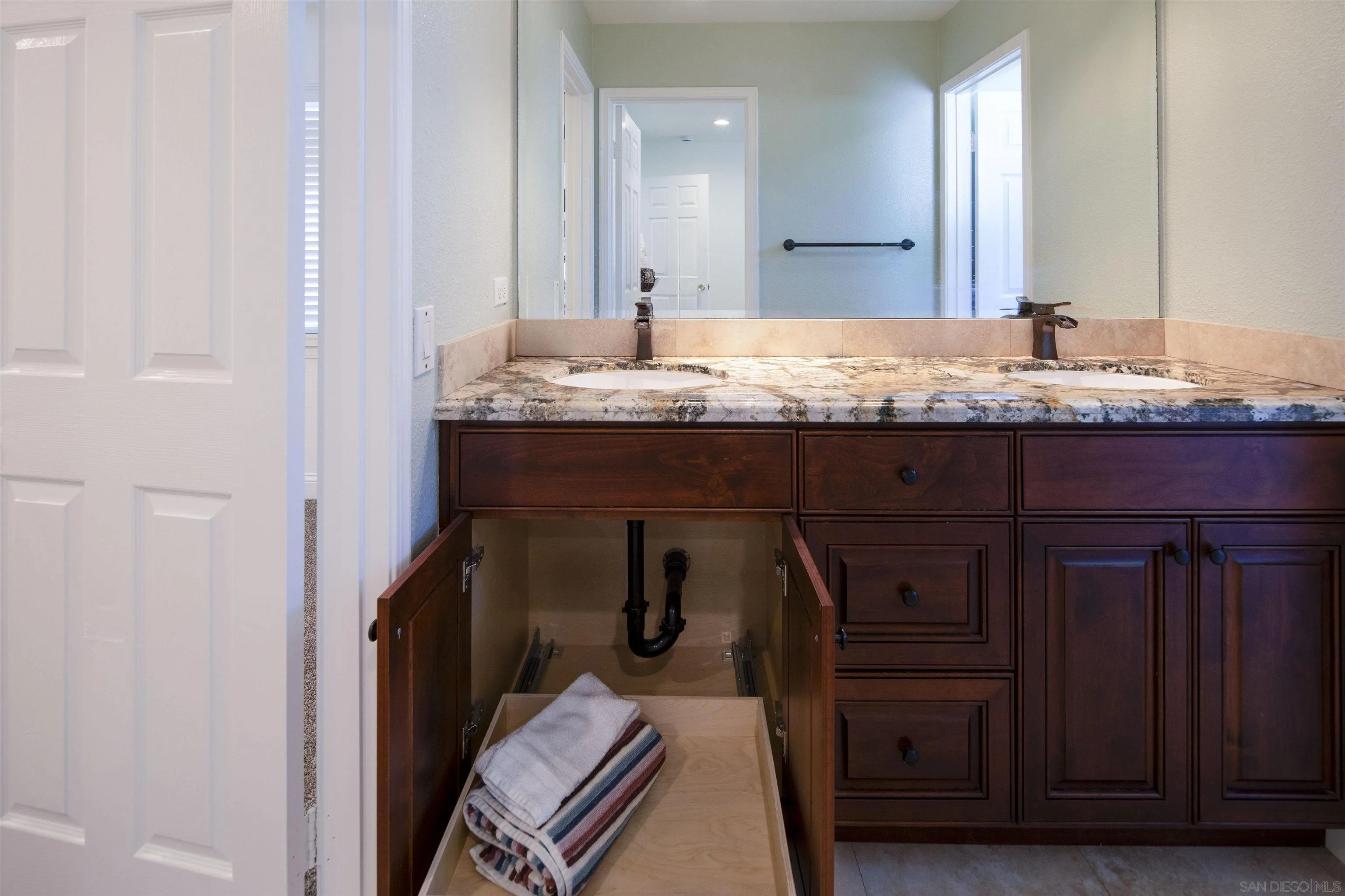 https://cdn.realtyfeed.com/cdn/127/260022704/0c3b1c0db86411e0eab922bb25e38891.webp
