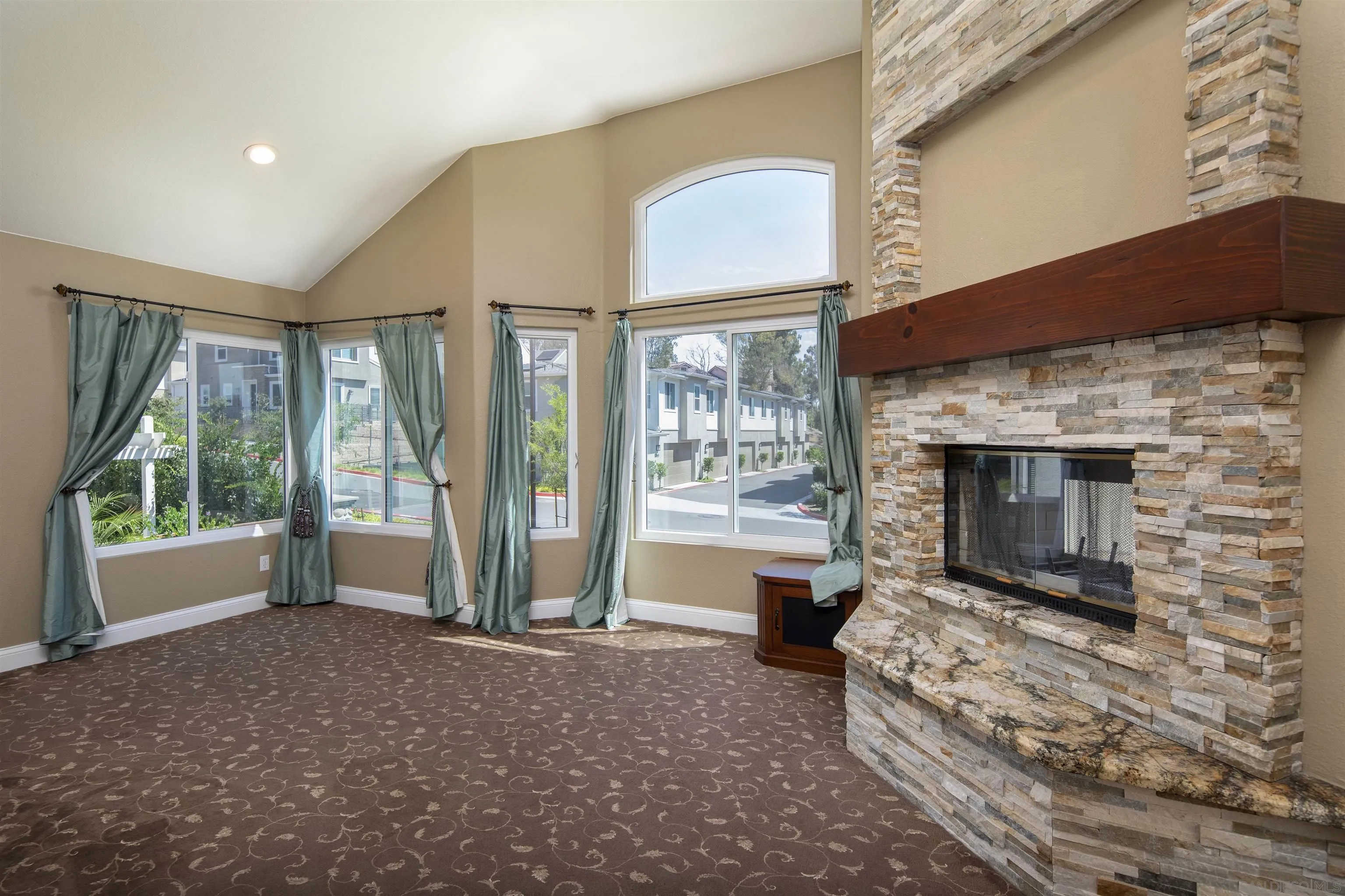 https://cdn.realtyfeed.com/cdn/127/260022704/73d43a3cff5b62c61ead21759303e651.webp