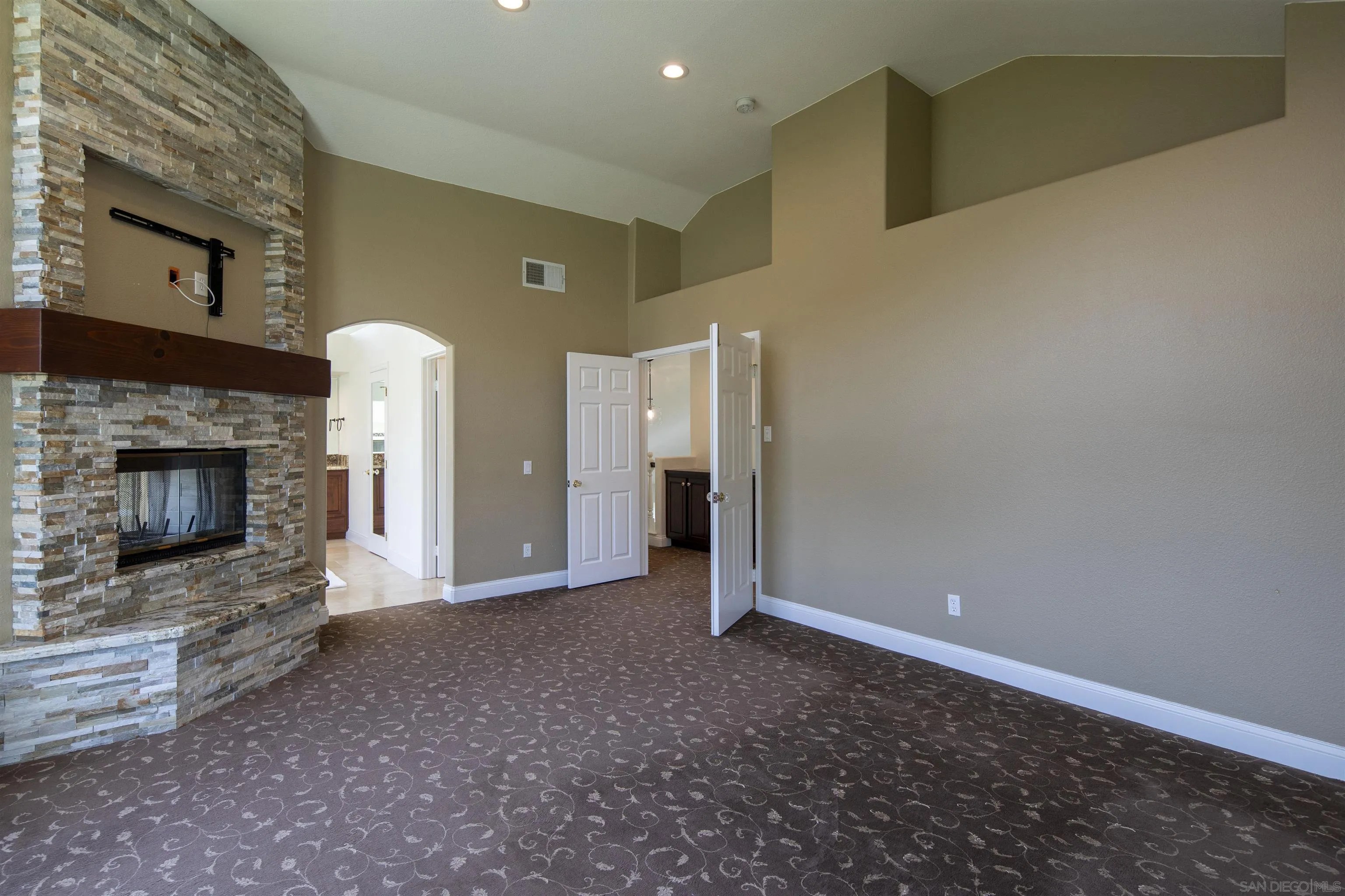 https://cdn.realtyfeed.com/cdn/127/260022704/bab7758edfa29ef54407ca27c4f64fbf.webp