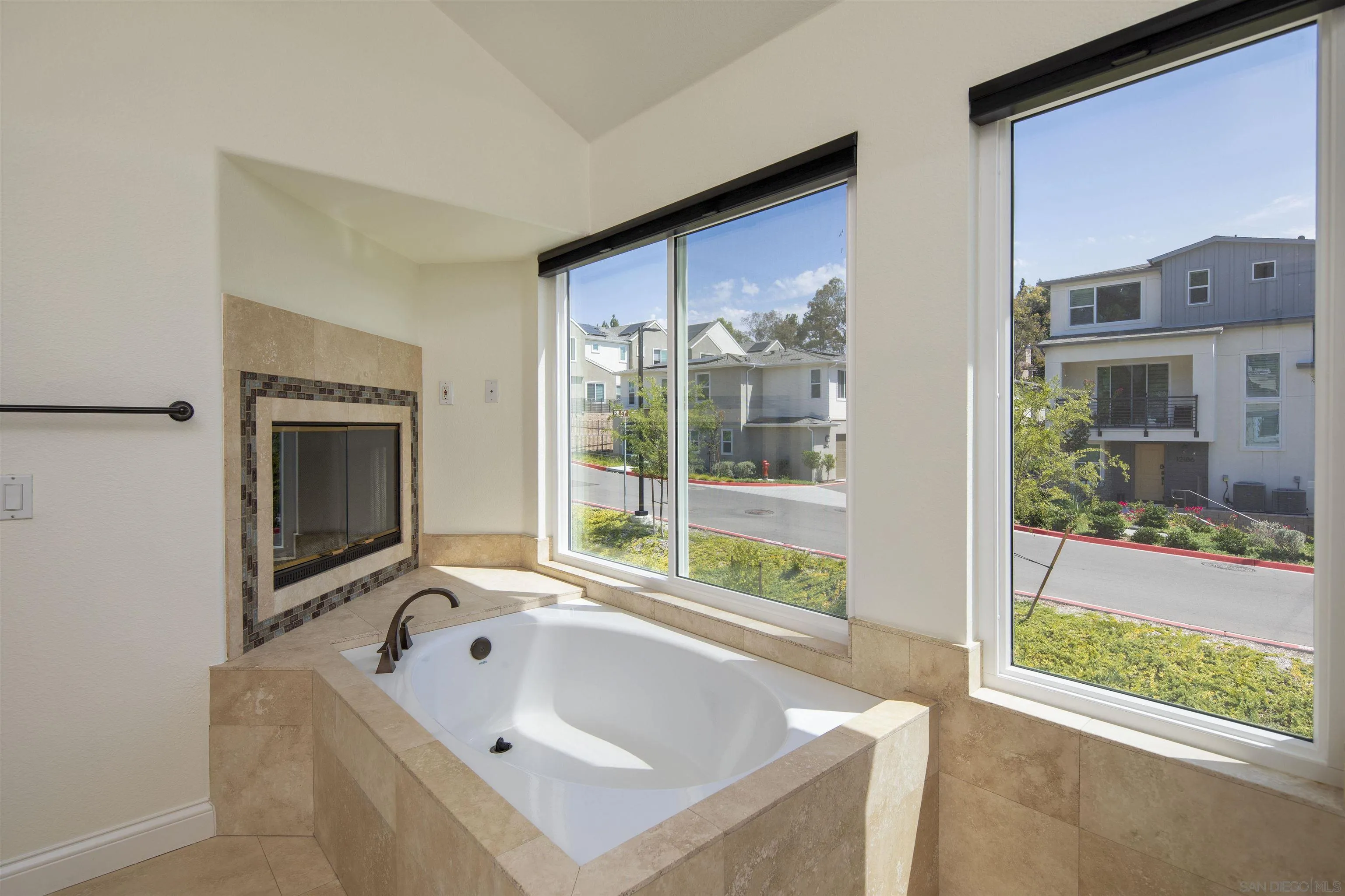 https://cdn.realtyfeed.com/cdn/127/260022704/cda6177ab1af9b88334991094c5a08f6.webp
