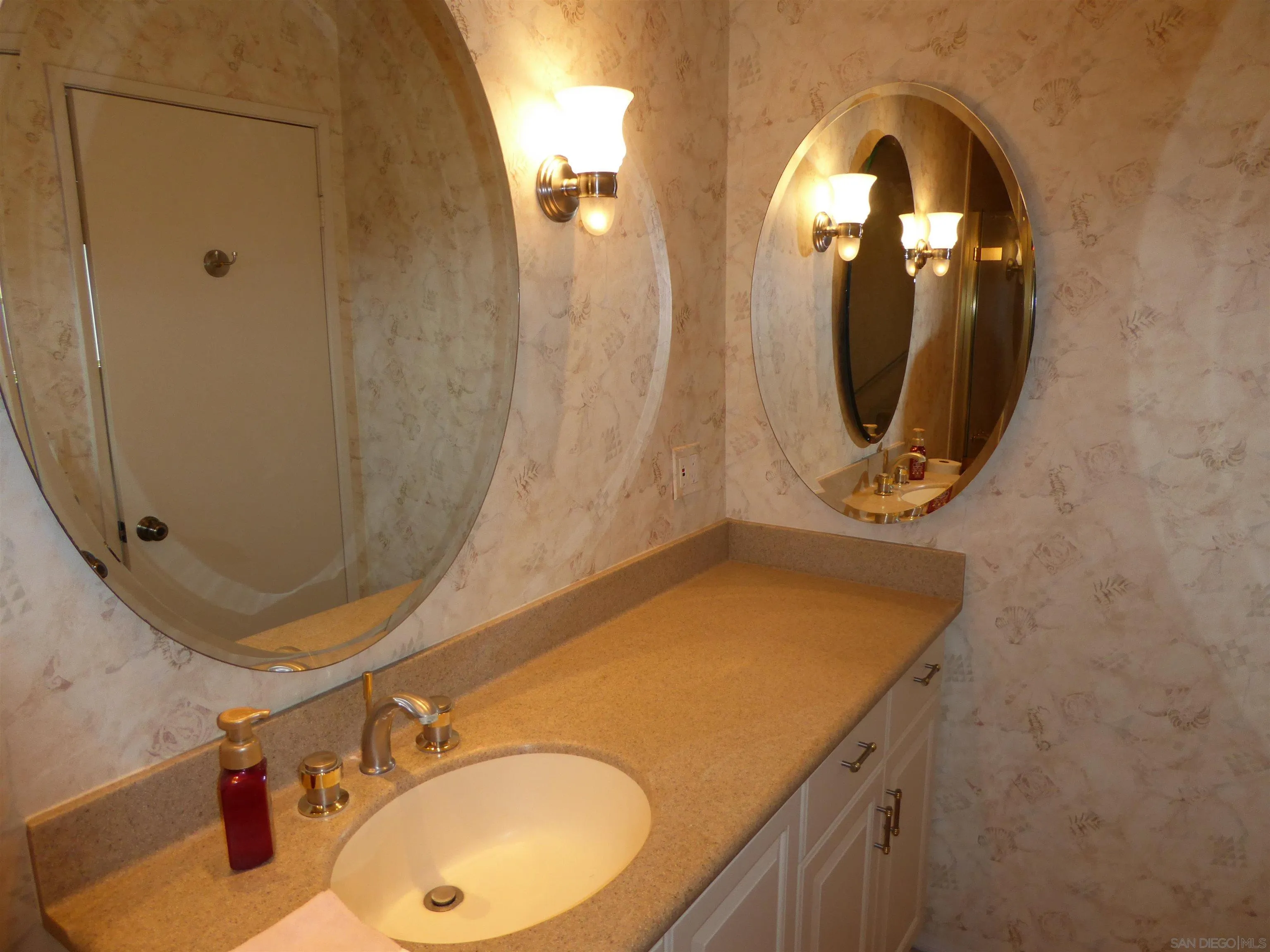 https://cdn.realtyfeed.com/cdn/127/260022705/28d2e9b9987c8367682df78bb822cf0d.webp