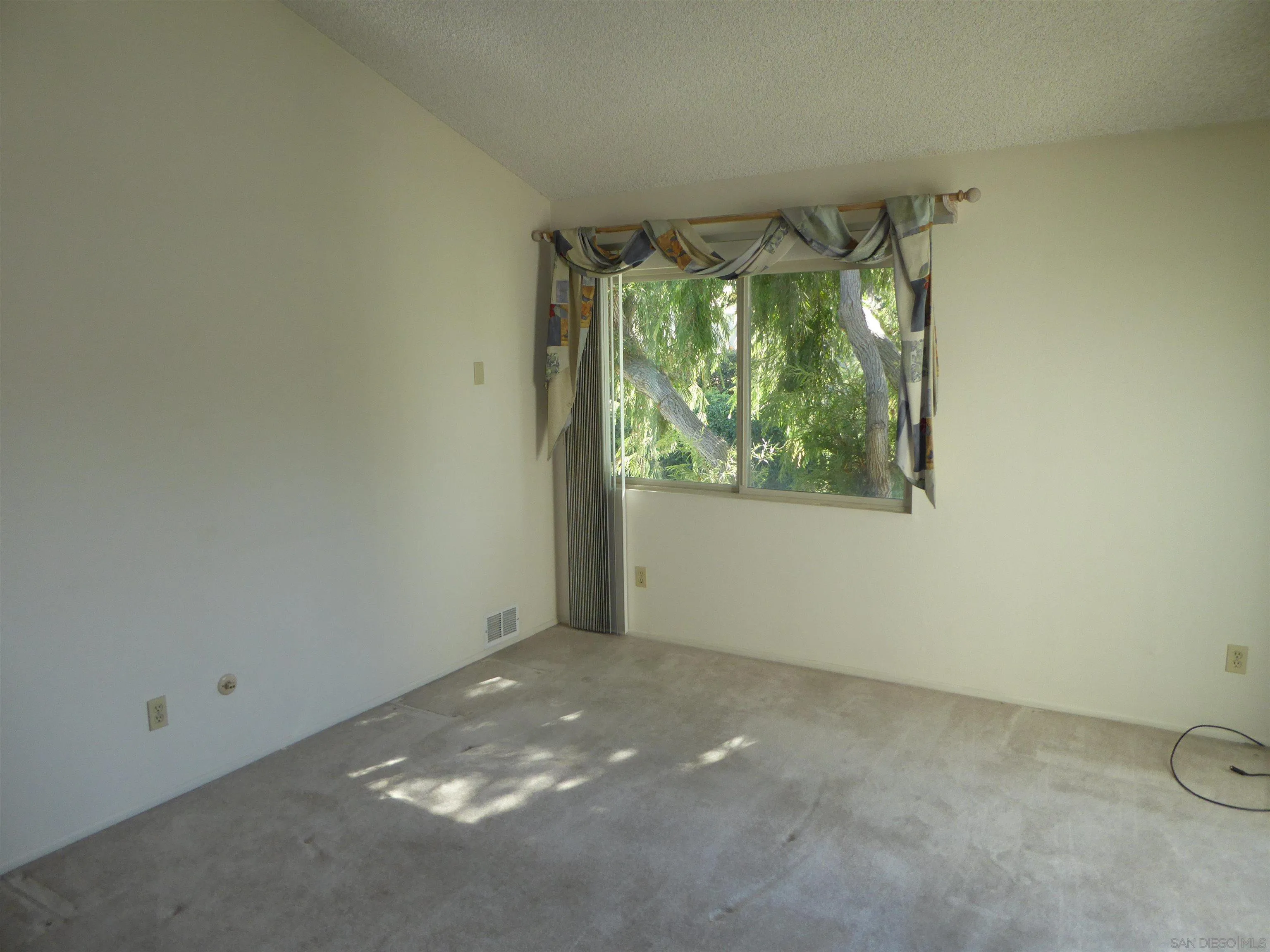 https://cdn.realtyfeed.com/cdn/127/260022705/75fcee1f4117fe5b8e18812a7f1f388e.webp