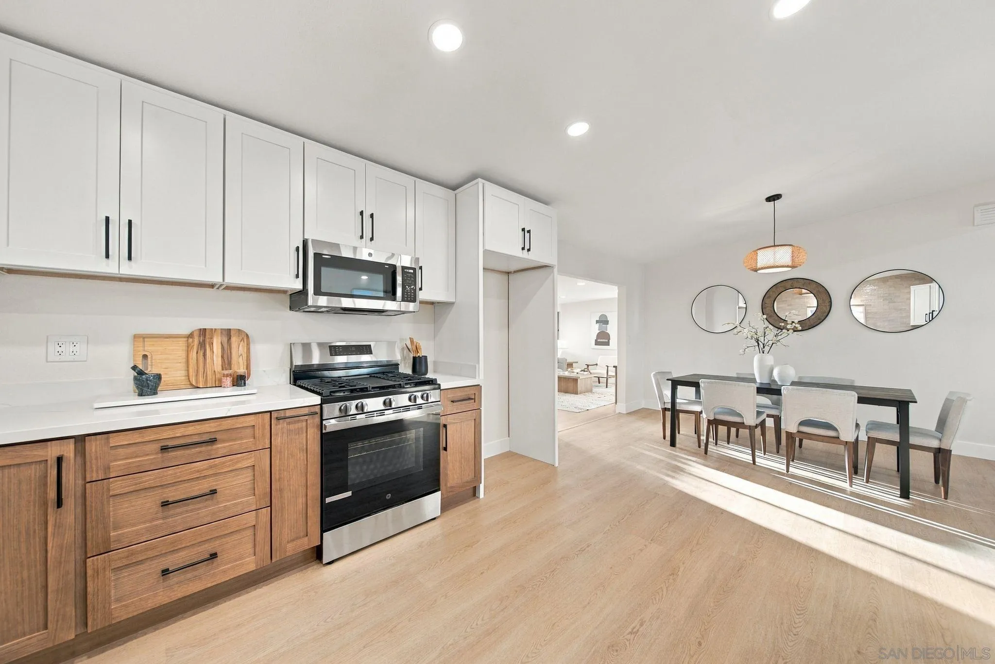 https://cdn.realtyfeed.com/cdn/127/260022706/212a73e18f0d696751878454149179dd.webp