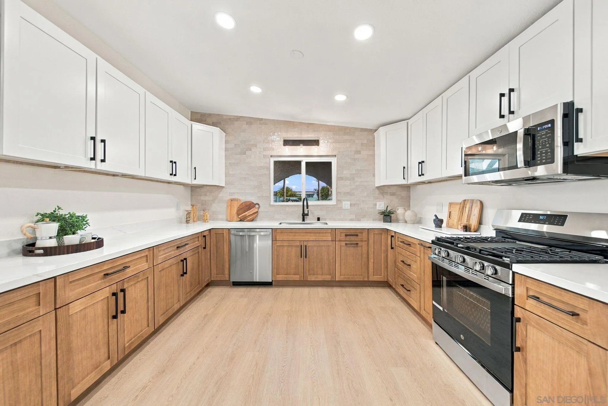 https://cdn.realtyfeed.com/cdn/127/260022706/bae70e487778cc8b9fe15fc2c177bb4b.webp