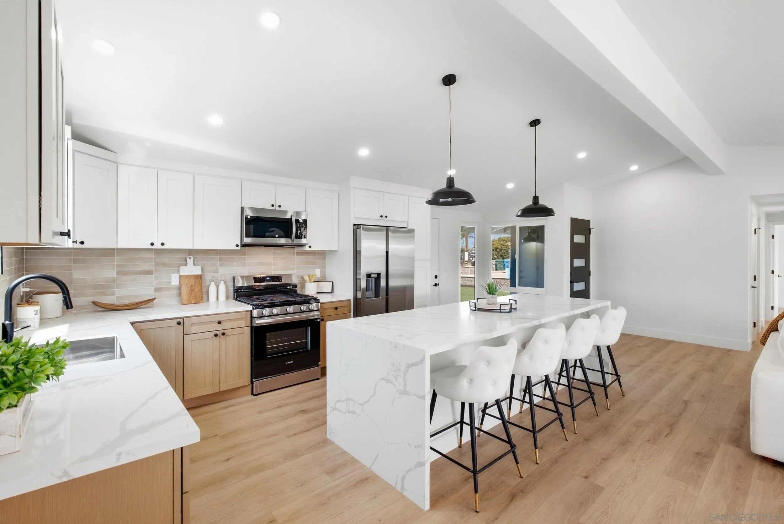 https://cdn.realtyfeed.com/cdn/127/260022707/79257e79922e3e56986fb433f3c8bcfb.webp