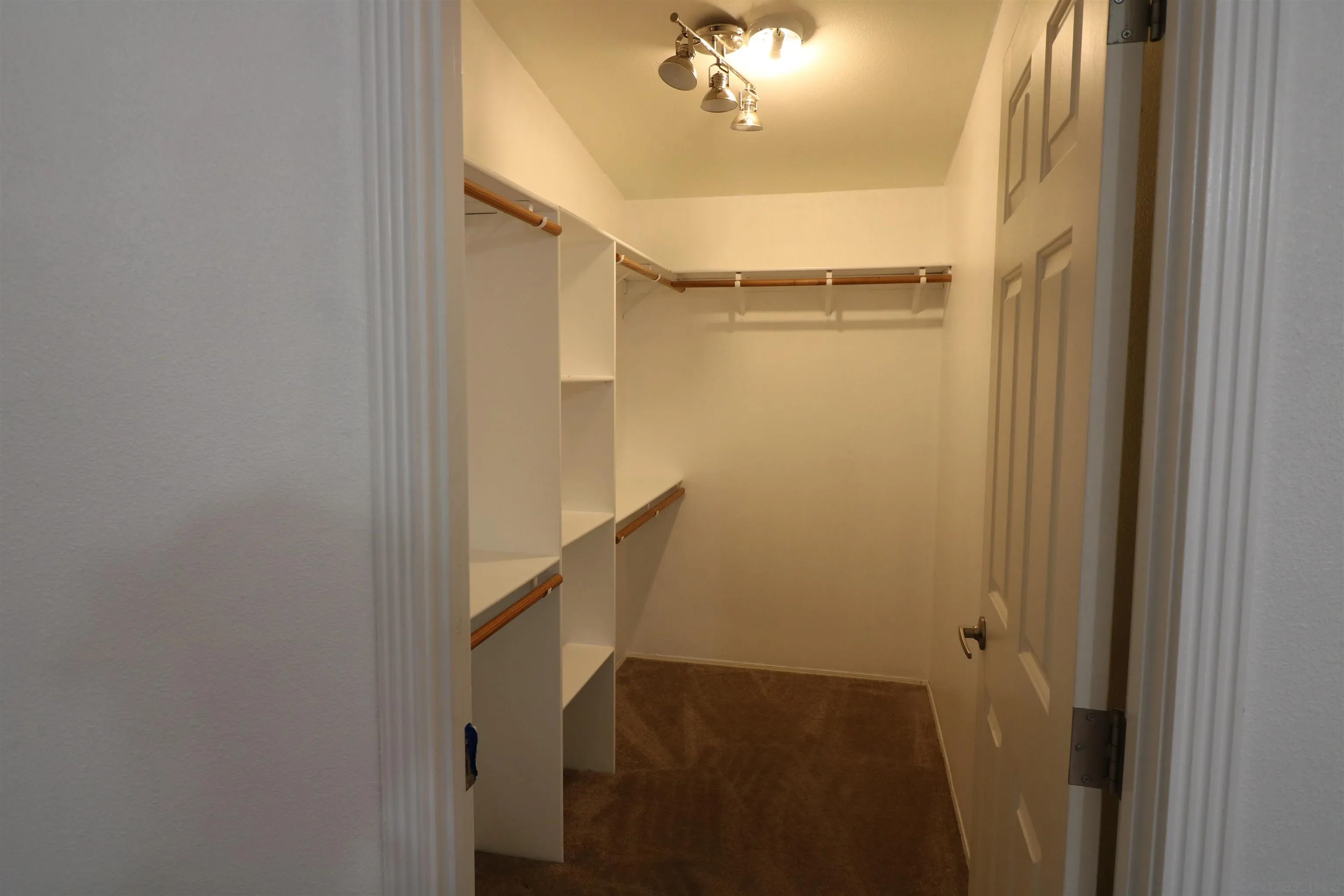 https://cdn.realtyfeed.com/cdn/127/260022710/821bc8fcf5bc62992719f2d5ecb2c86d.webp