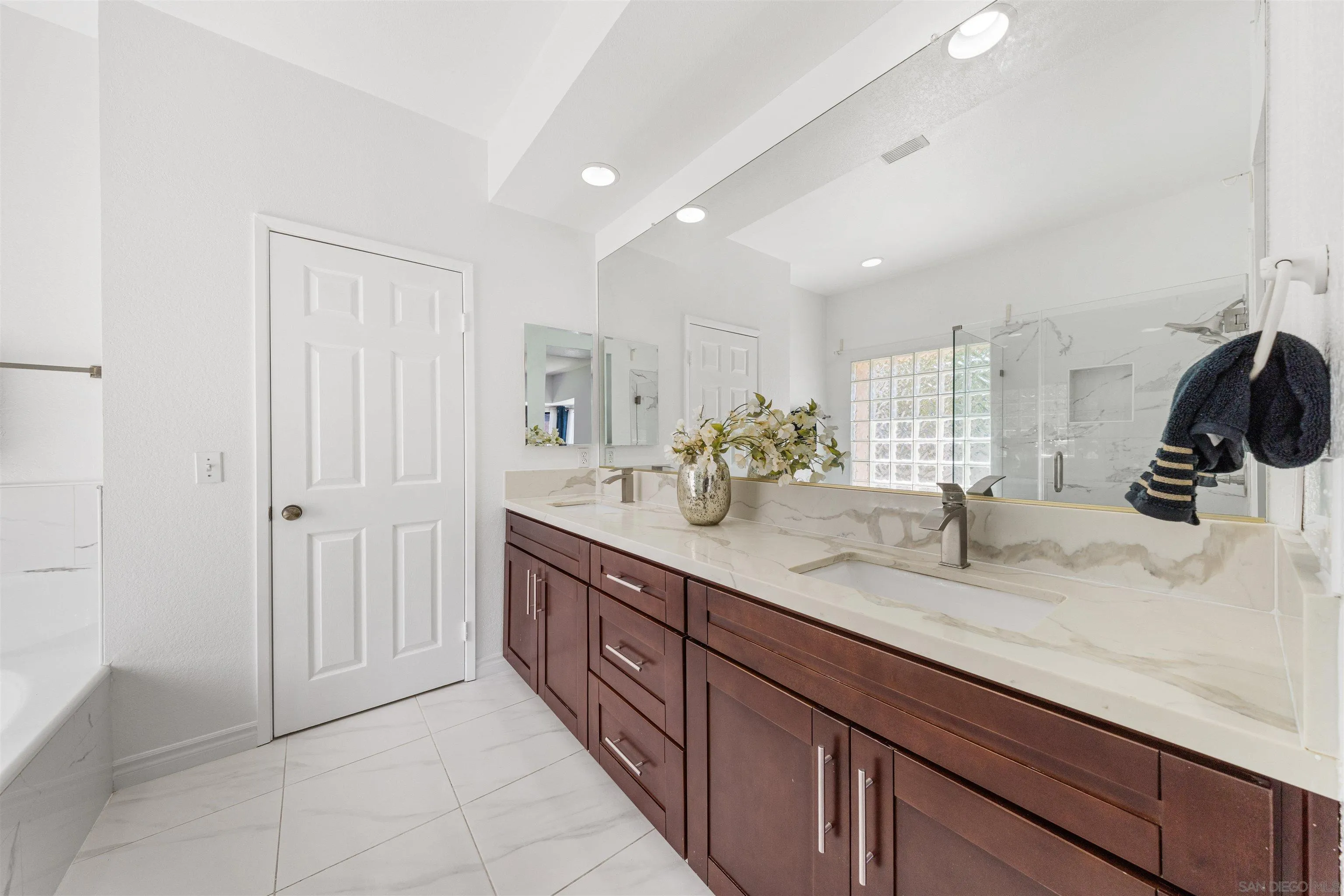 https://cdn.realtyfeed.com/cdn/127/260022713/592ce0aec45964bf9f3de1649249161e.webp