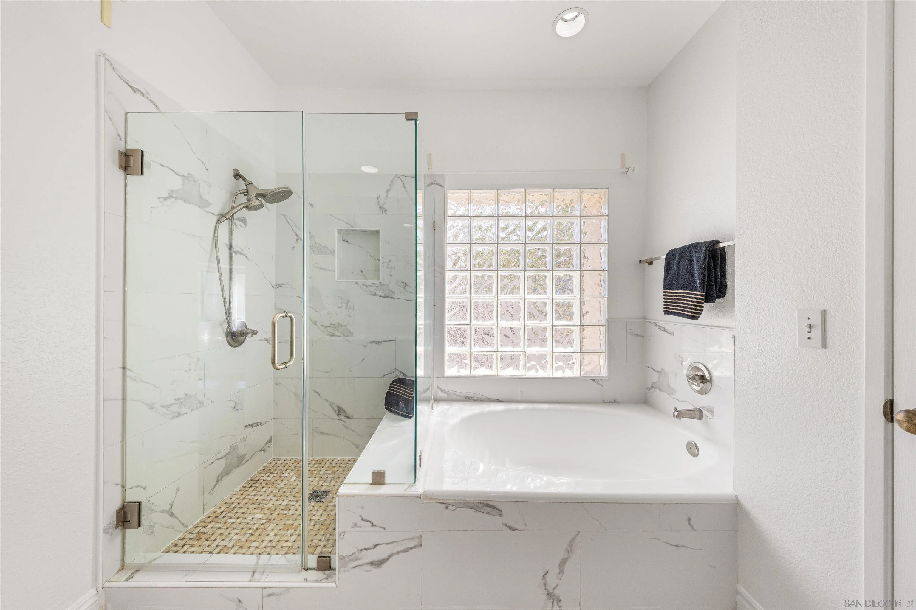 https://cdn.realtyfeed.com/cdn/127/260022713/a7d0f3911ebe0064f8e95283490898b2.webp