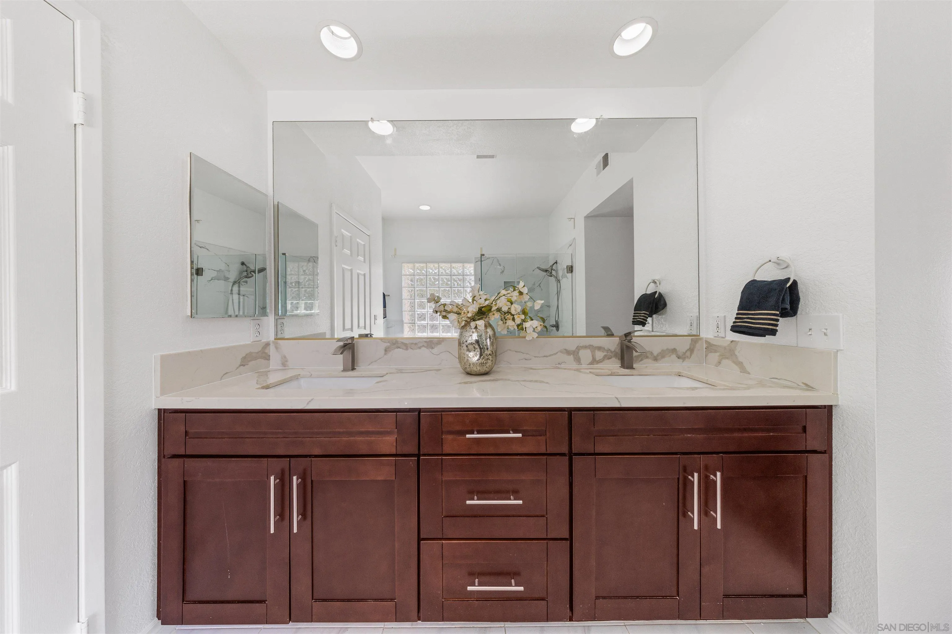 https://cdn.realtyfeed.com/cdn/127/260022713/fcf95b8ba4617060a89689844d1e0b9d.webp