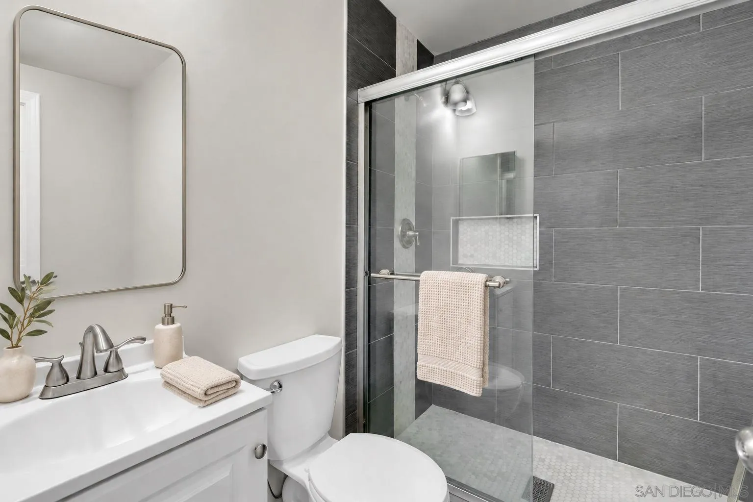 https://cdn.realtyfeed.com/cdn/127/260022724/cc6828f2e7f0fe8e3b680257f5faeaae.webp