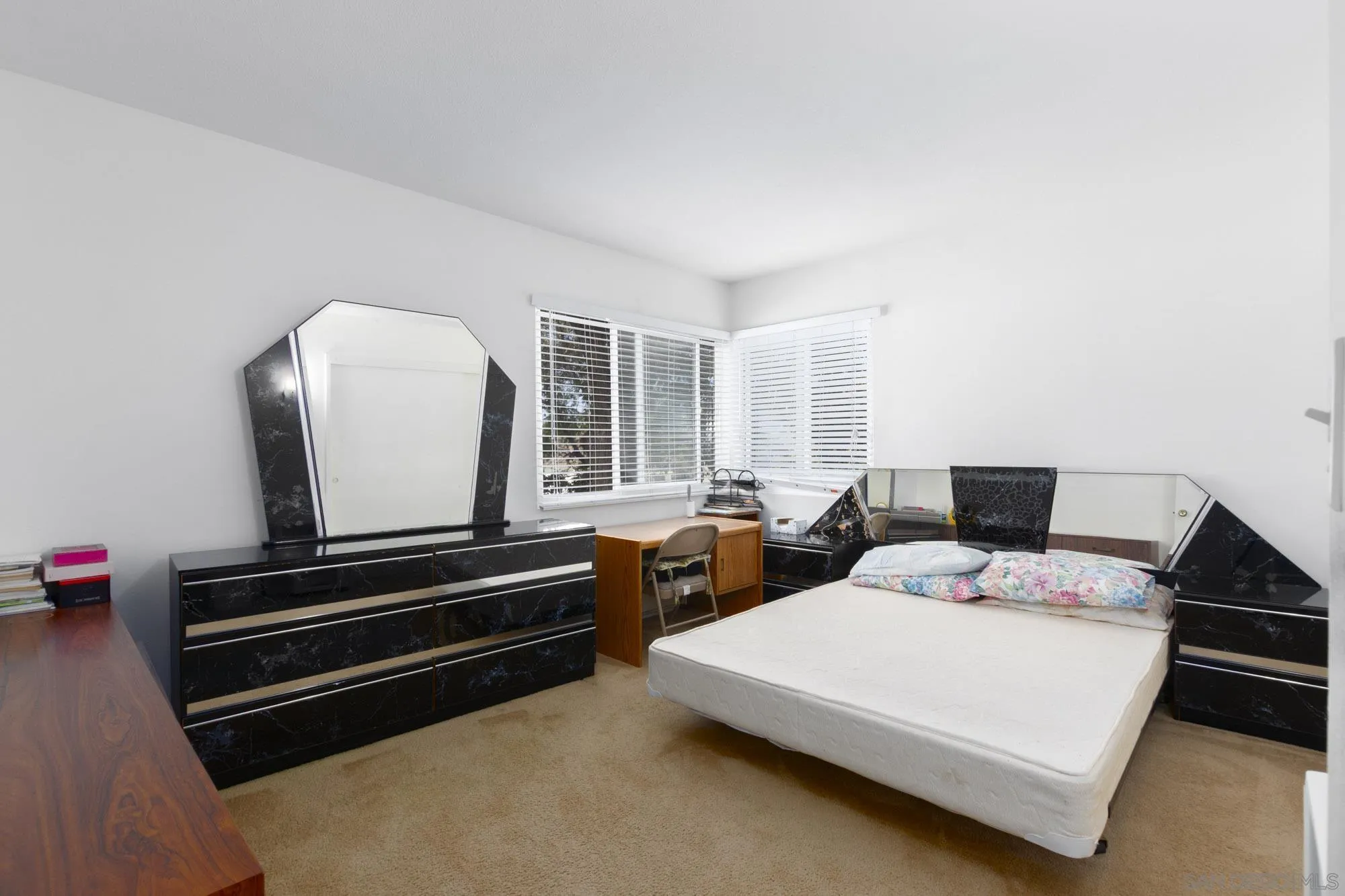 https://cdn.realtyfeed.com/cdn/127/260022725/bbf8402d59f4fbf3e02df8110cff0cf7.webp