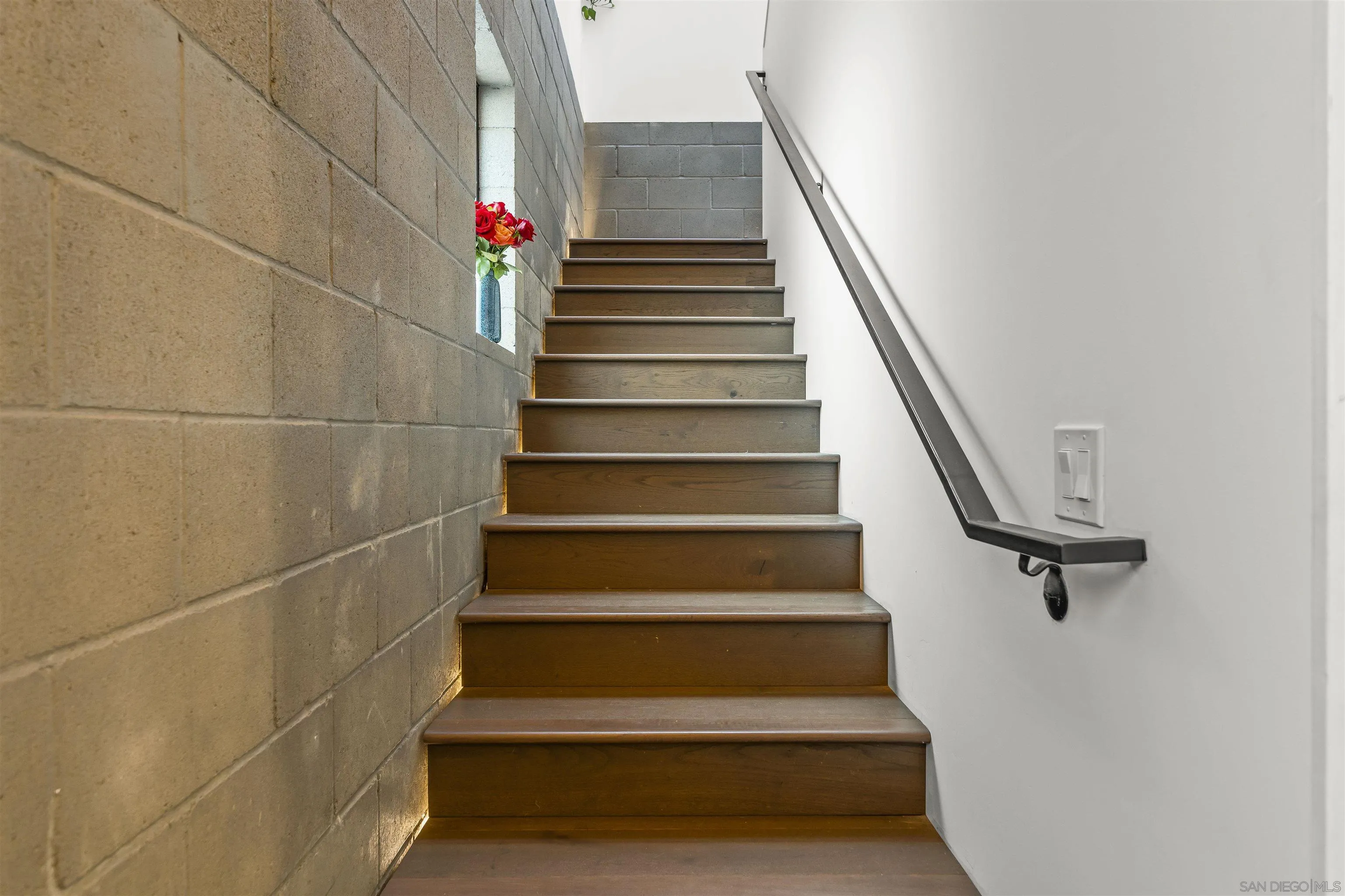 https://cdn.realtyfeed.com/cdn/127/260022744/c33b5dcdcf6930a5a85581f07115aa19.webp