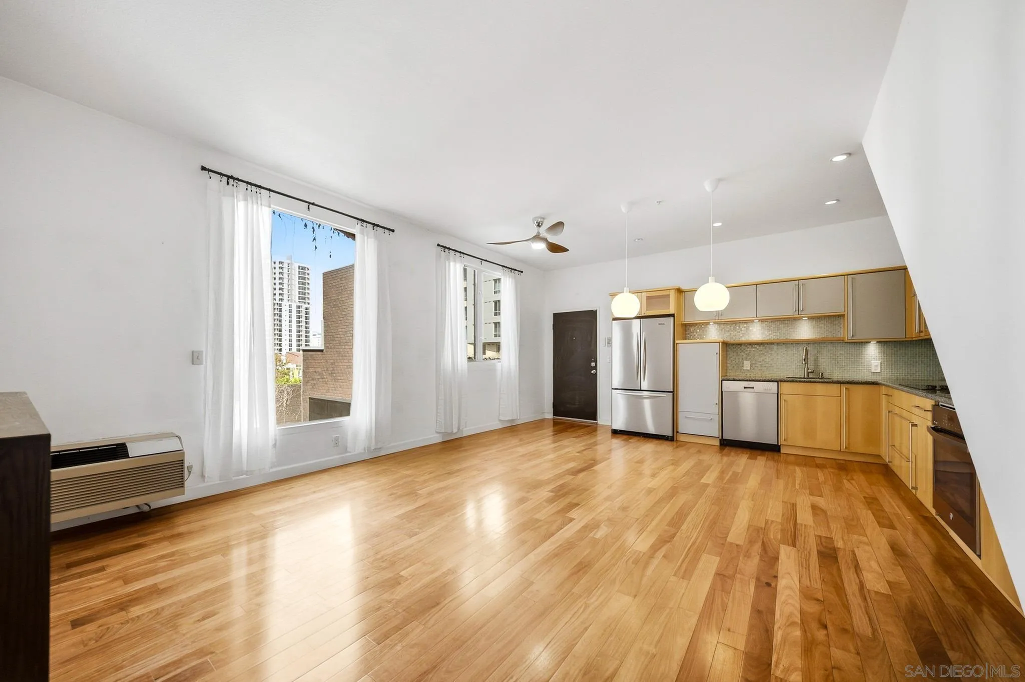 https://cdn.realtyfeed.com/cdn/127/260022753/42e7c5d0fcbdfb5fbce07ccf62ddd58c.webp