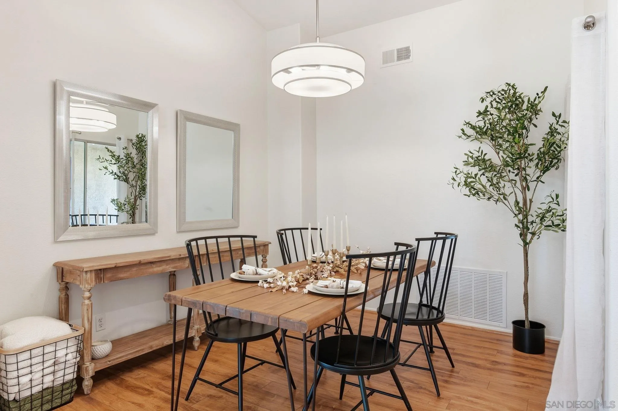 https://cdn.realtyfeed.com/cdn/127/260022759/1ef10ee3c6d6b9fcaec4f59b15de8344.webp