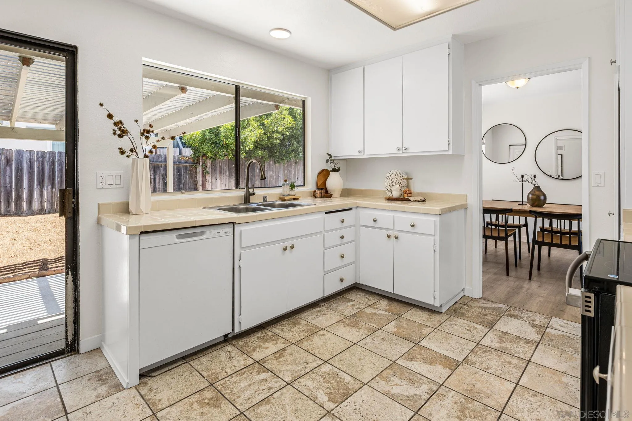 https://cdn.realtyfeed.com/cdn/127/260022764/677024ce8433d9e91da65772caf45bb9.webp