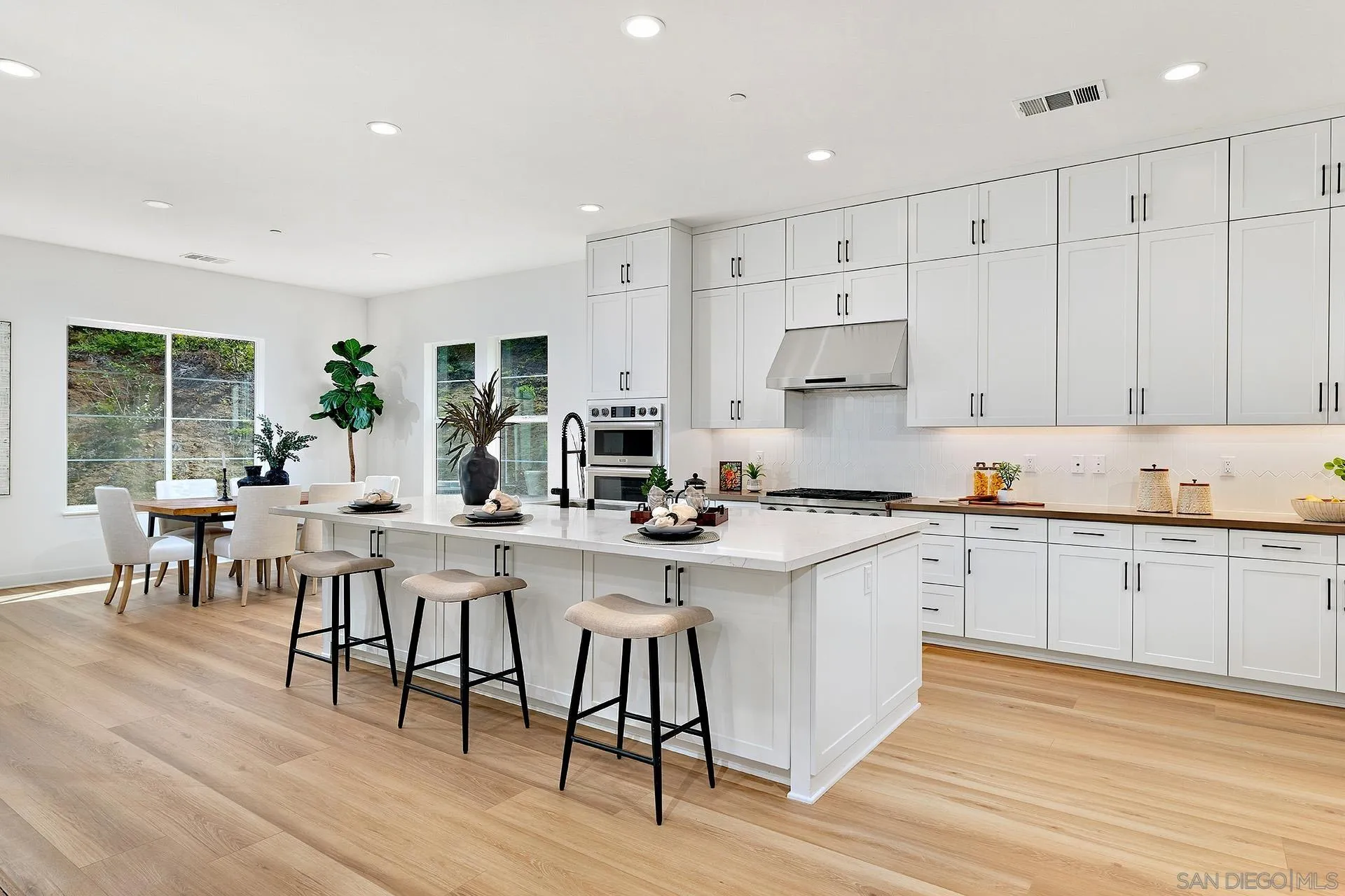 https://cdn.realtyfeed.com/cdn/127/260022787/084828c1a906cacb5ac64e14d1314c48.webp