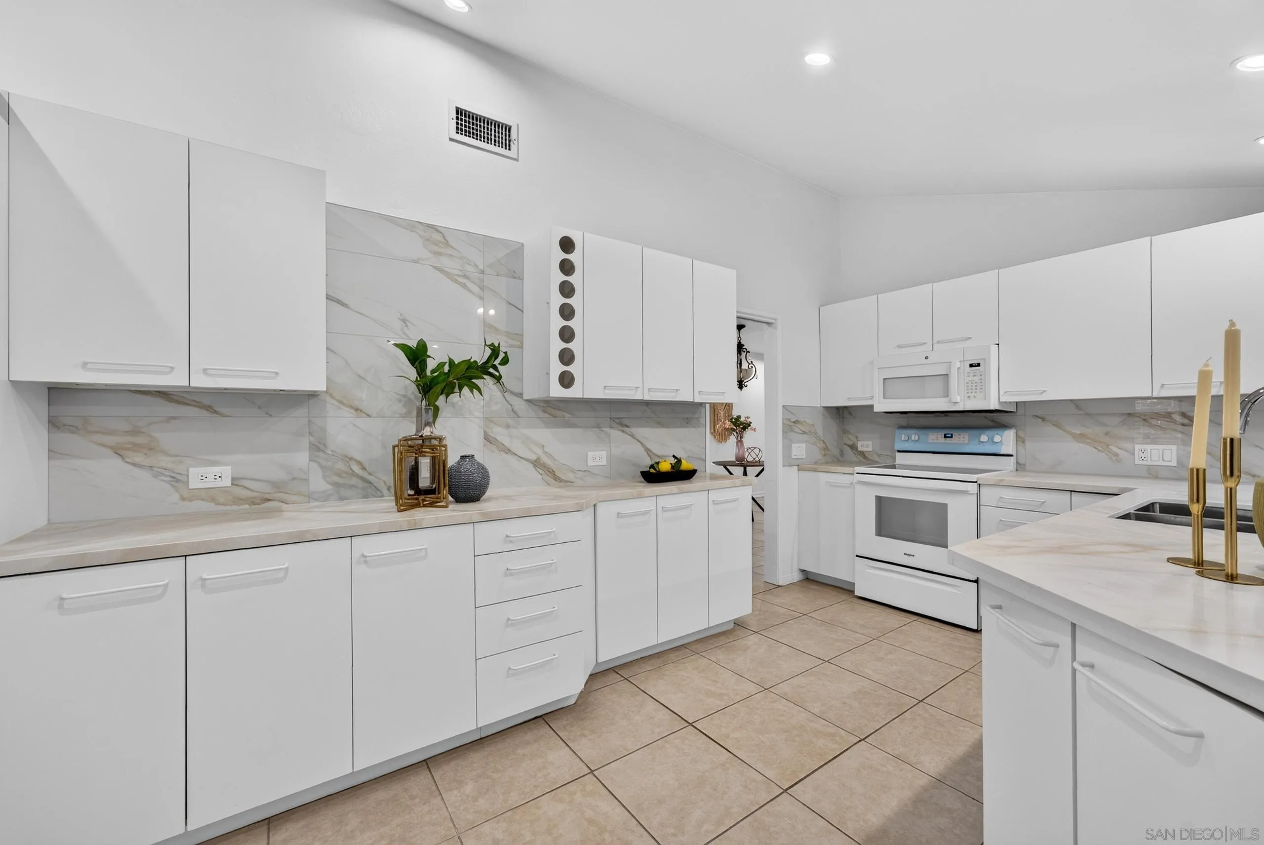 https://cdn.realtyfeed.com/cdn/127/260022796/26ca1cc395e07cc9cb7613d77acbe31d.webp
