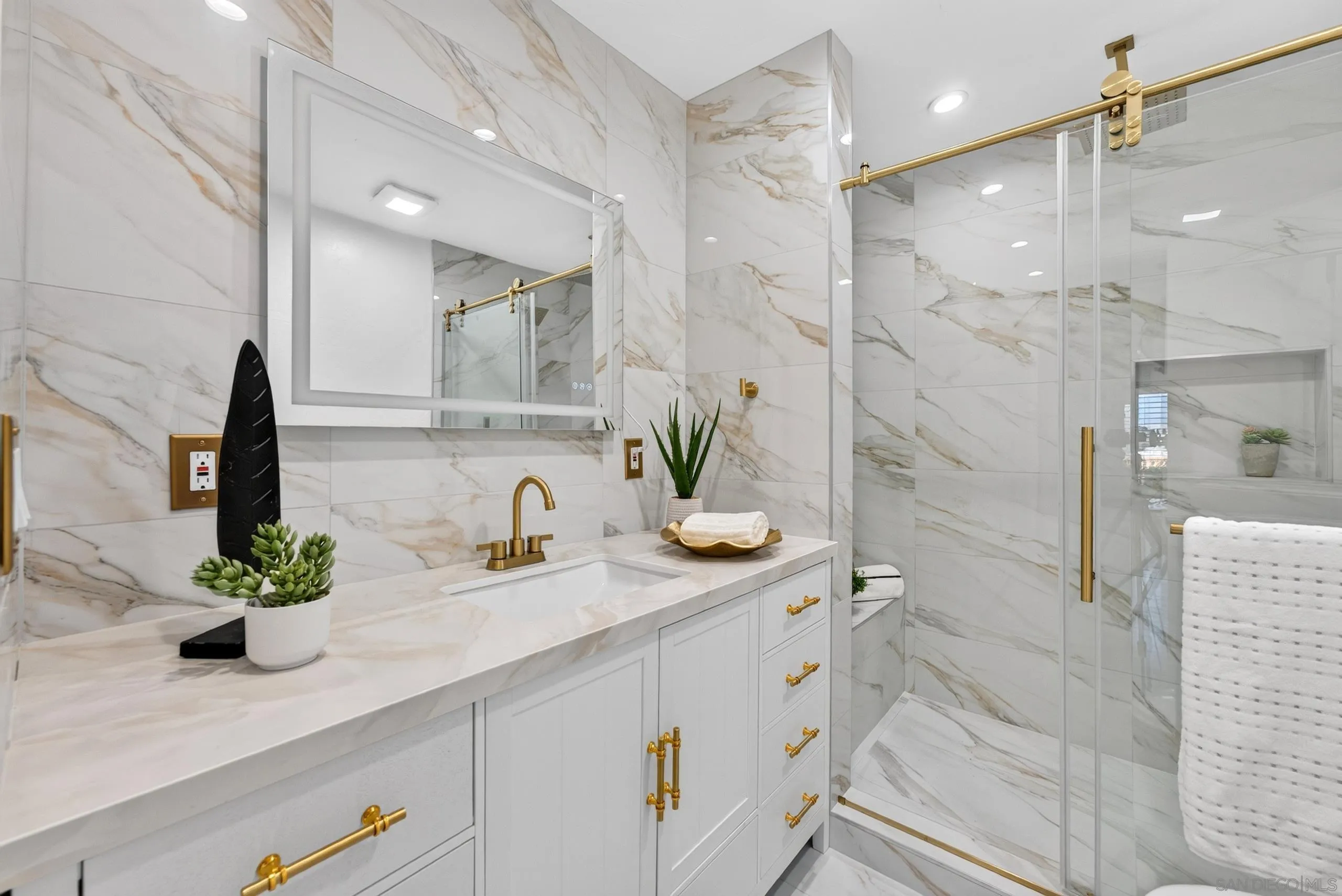 https://cdn.realtyfeed.com/cdn/127/260022796/876dd25113efe5bd2f8937ca2db34ce4.webp