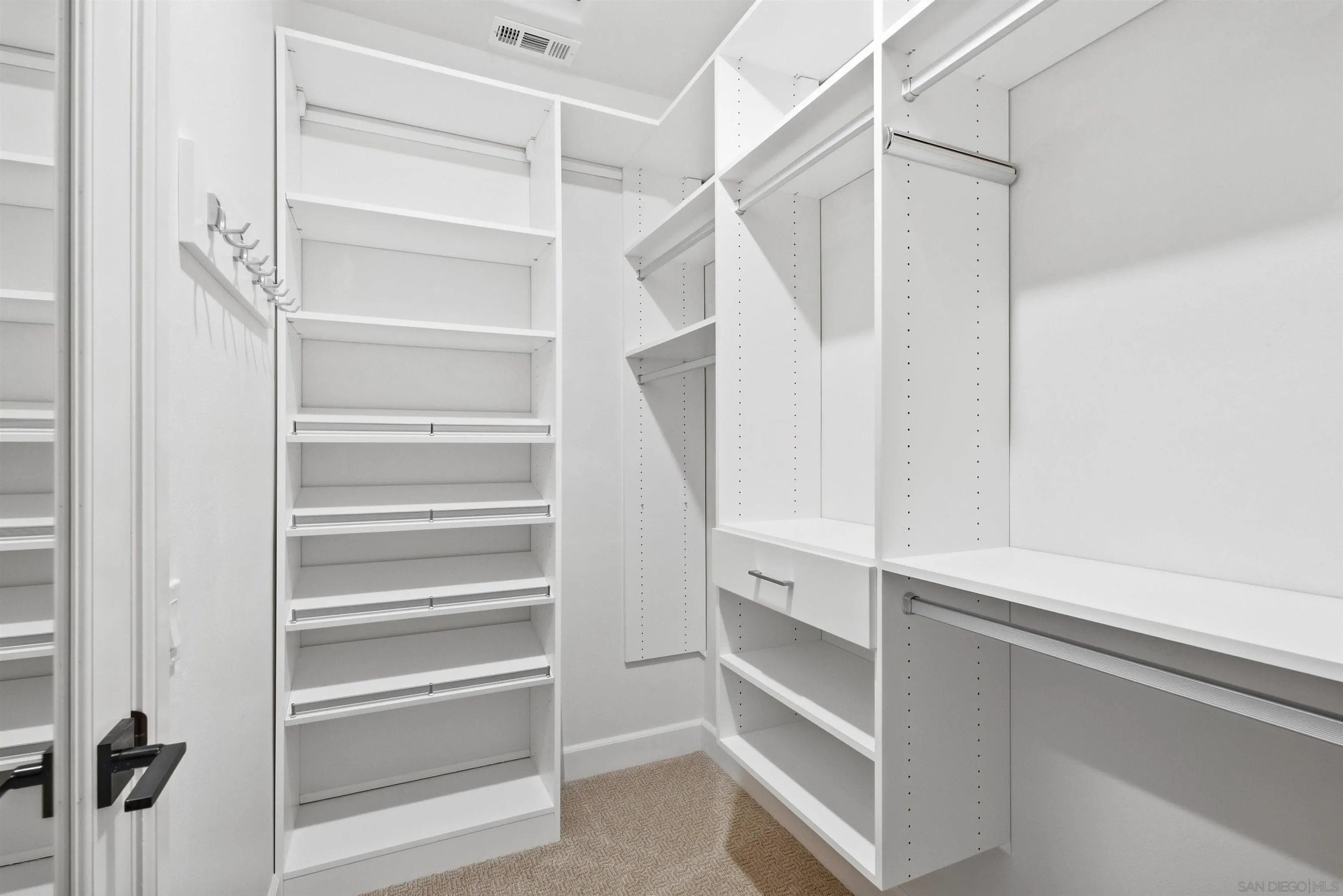 https://cdn.realtyfeed.com/cdn/127/260022801/49494c742b0f5f70c8ae702adf8ab8f6.webp
