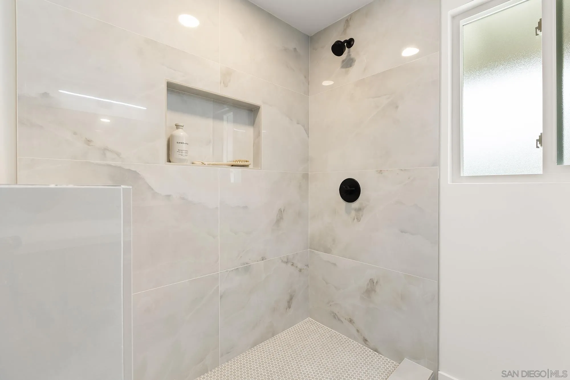 https://cdn.realtyfeed.com/cdn/127/260022804/746c157a8db78702162b8b7e1e3365f5.webp