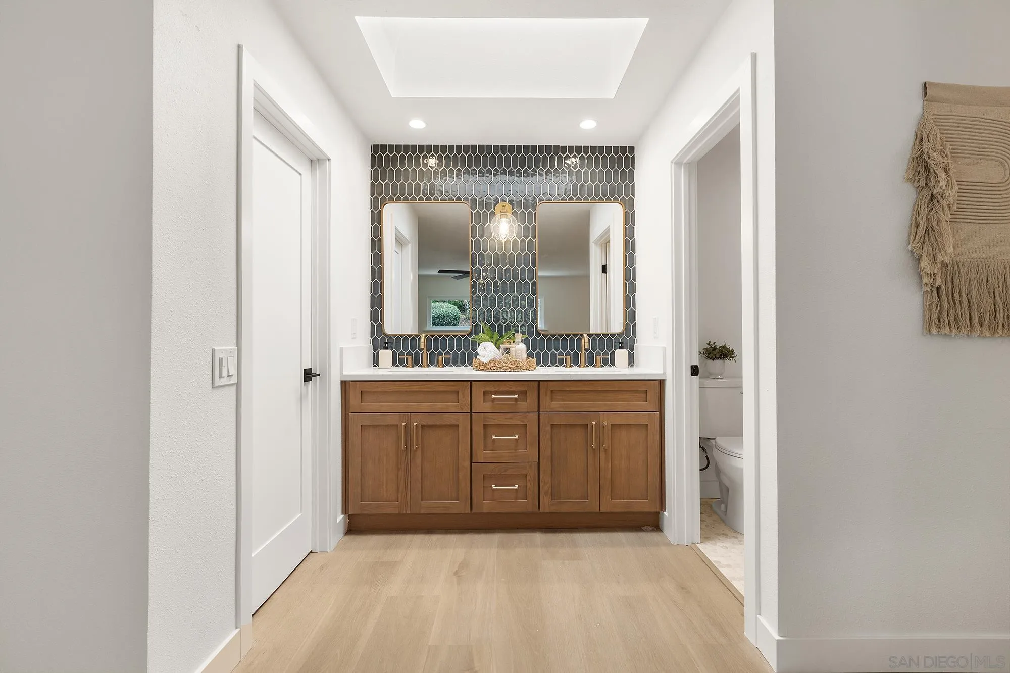 https://cdn.realtyfeed.com/cdn/127/260022804/7bee39946f8c51adb42923fac9f94bc8.webp