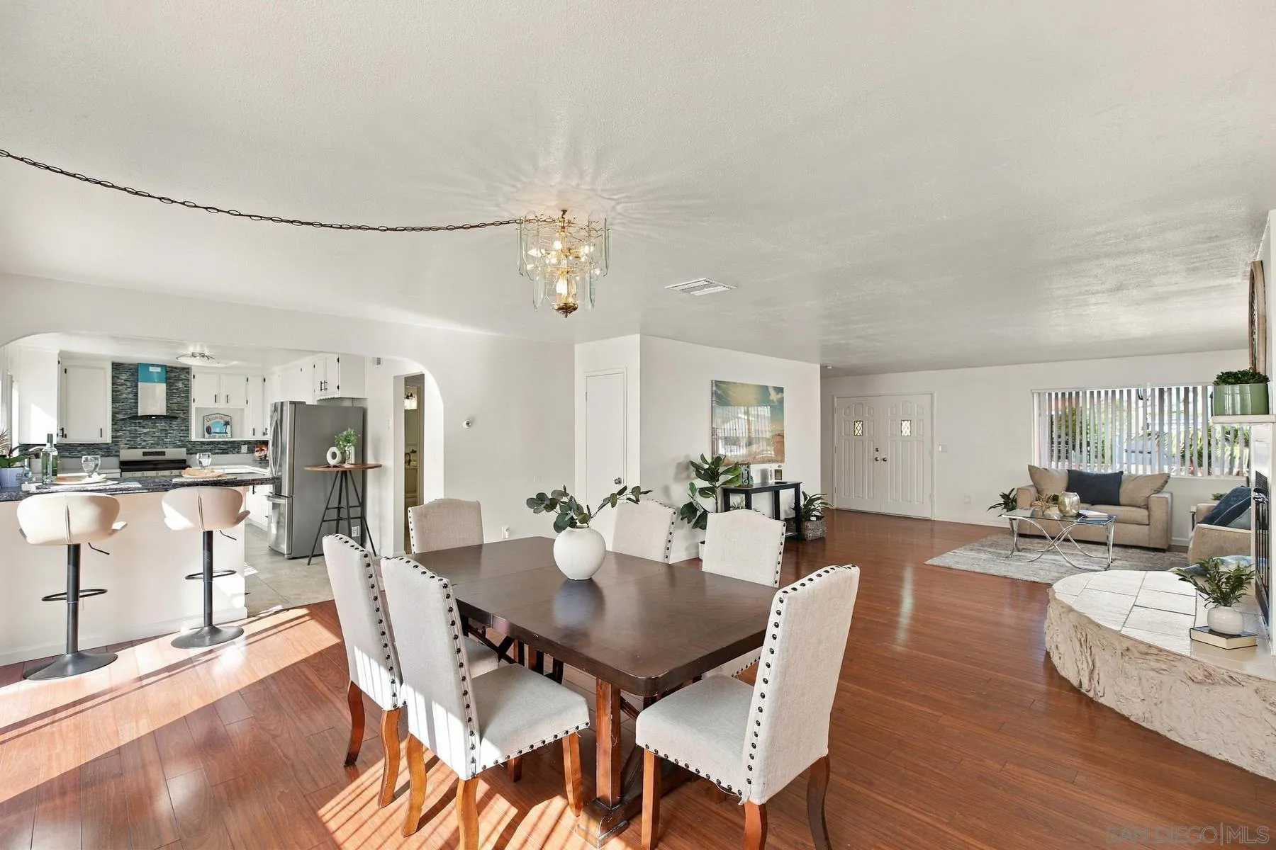 https://cdn.realtyfeed.com/cdn/127/260022807/e84200211577d2f4b824bf30cd48a219.webp