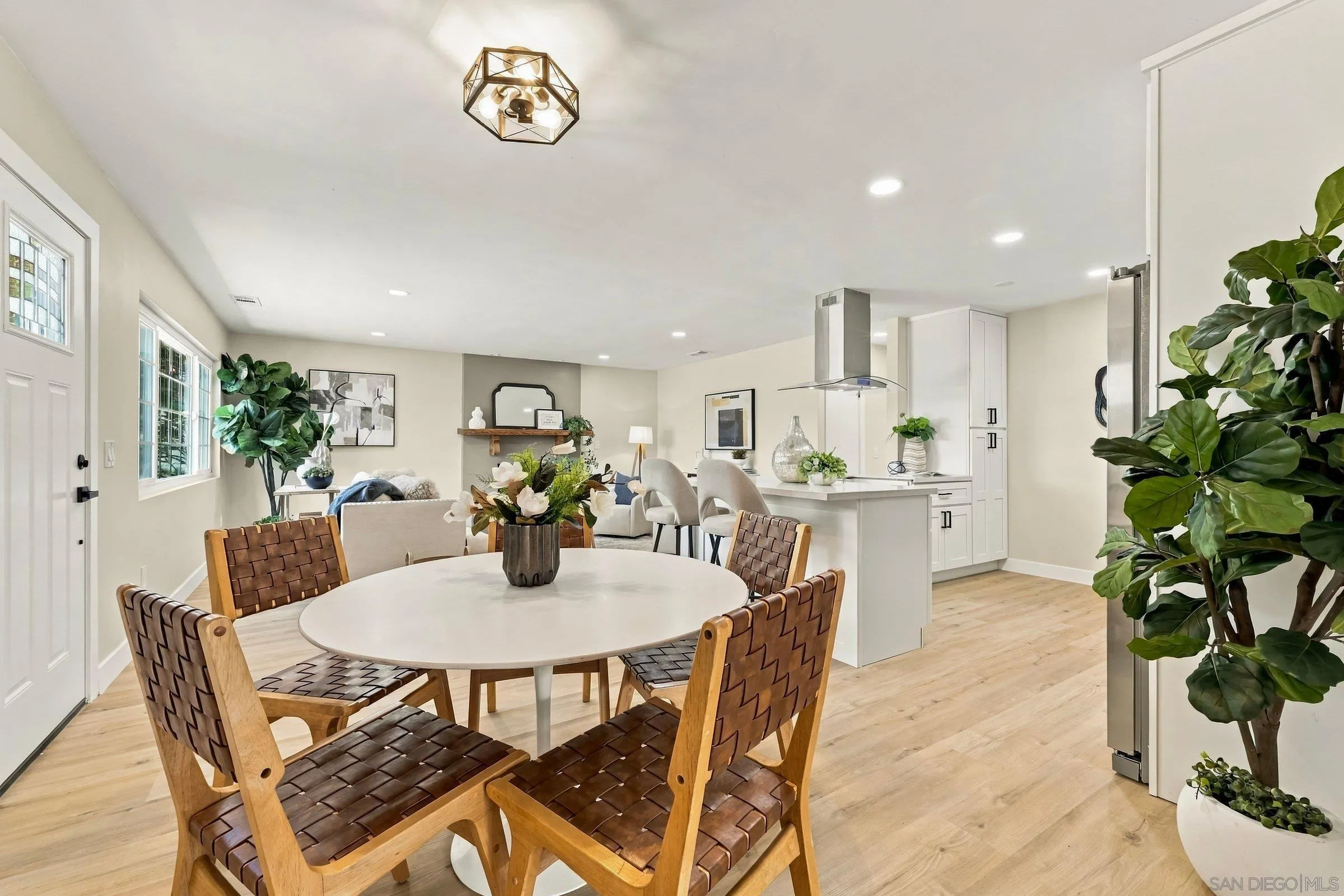 https://cdn.realtyfeed.com/cdn/127/260022811/6f208f3cece546bf28c00a3ddc4bcbb6.webp