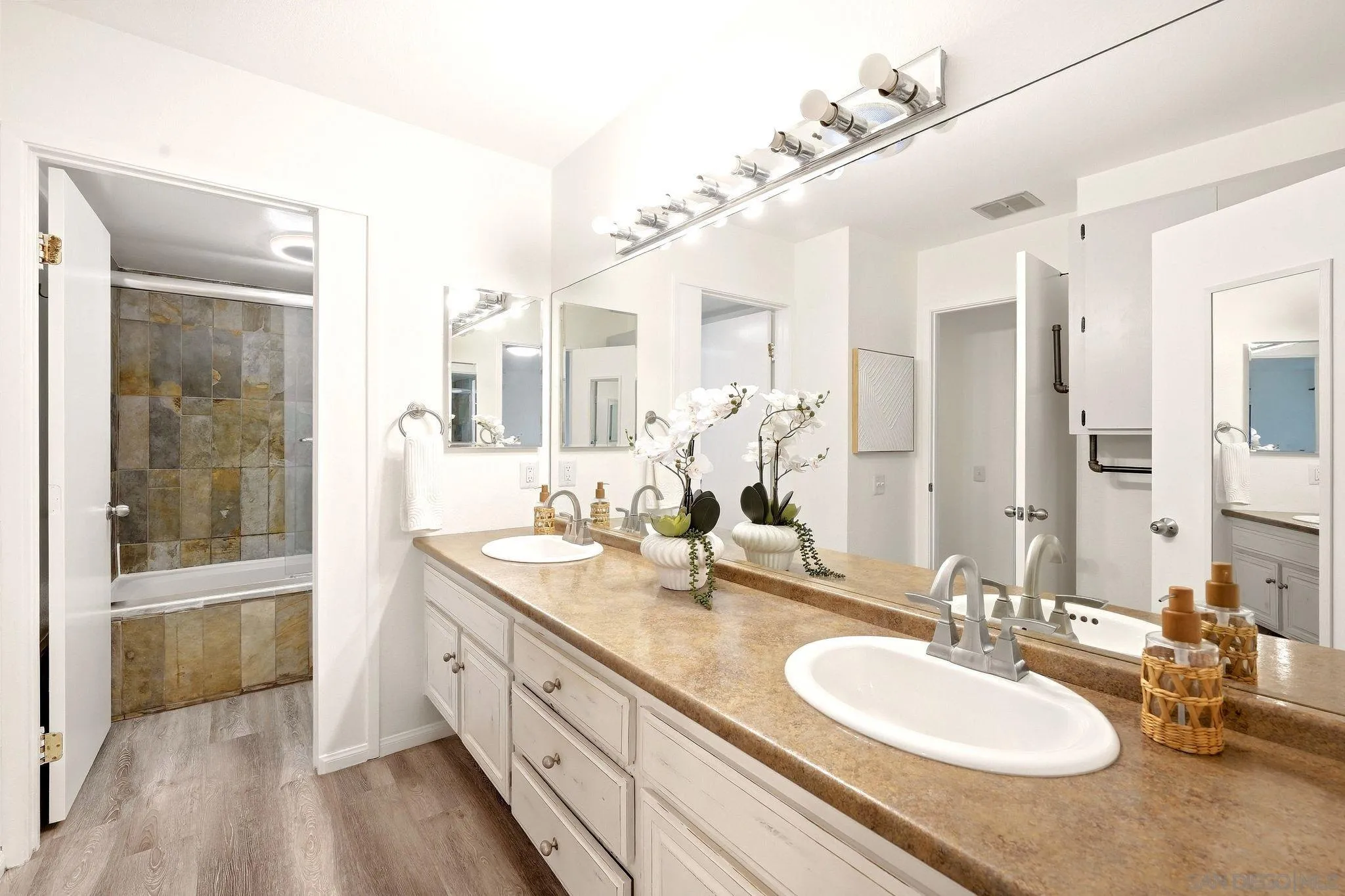 https://cdn.realtyfeed.com/cdn/127/260022817/48adab436083f6f615279cc9254b490a.webp