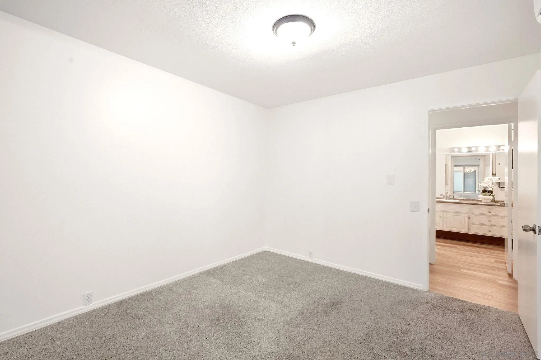 https://cdn.realtyfeed.com/cdn/127/260022817/632dc60048a9e4335fd59dd087b11065.webp